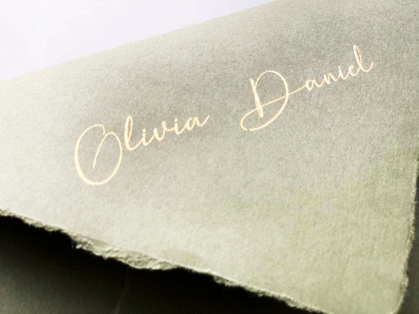 INVITACIÓN PERSONALIZADA CON ILUSTRACION A PLUMILLA Y ESTAMPACIÓN ORO