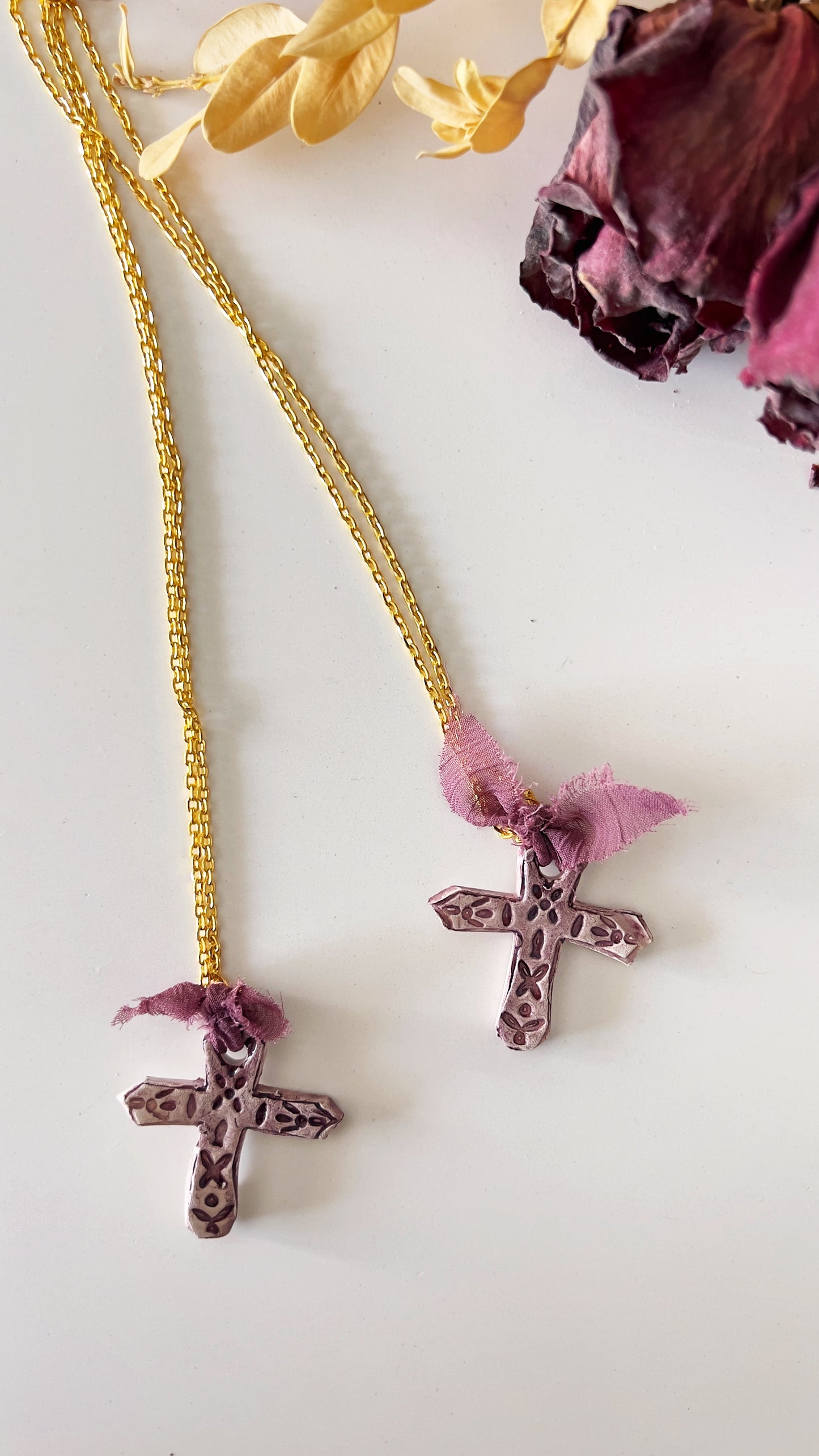 CRUZ CERÁMICA LABRADA PEQUEÑA CON CADENA