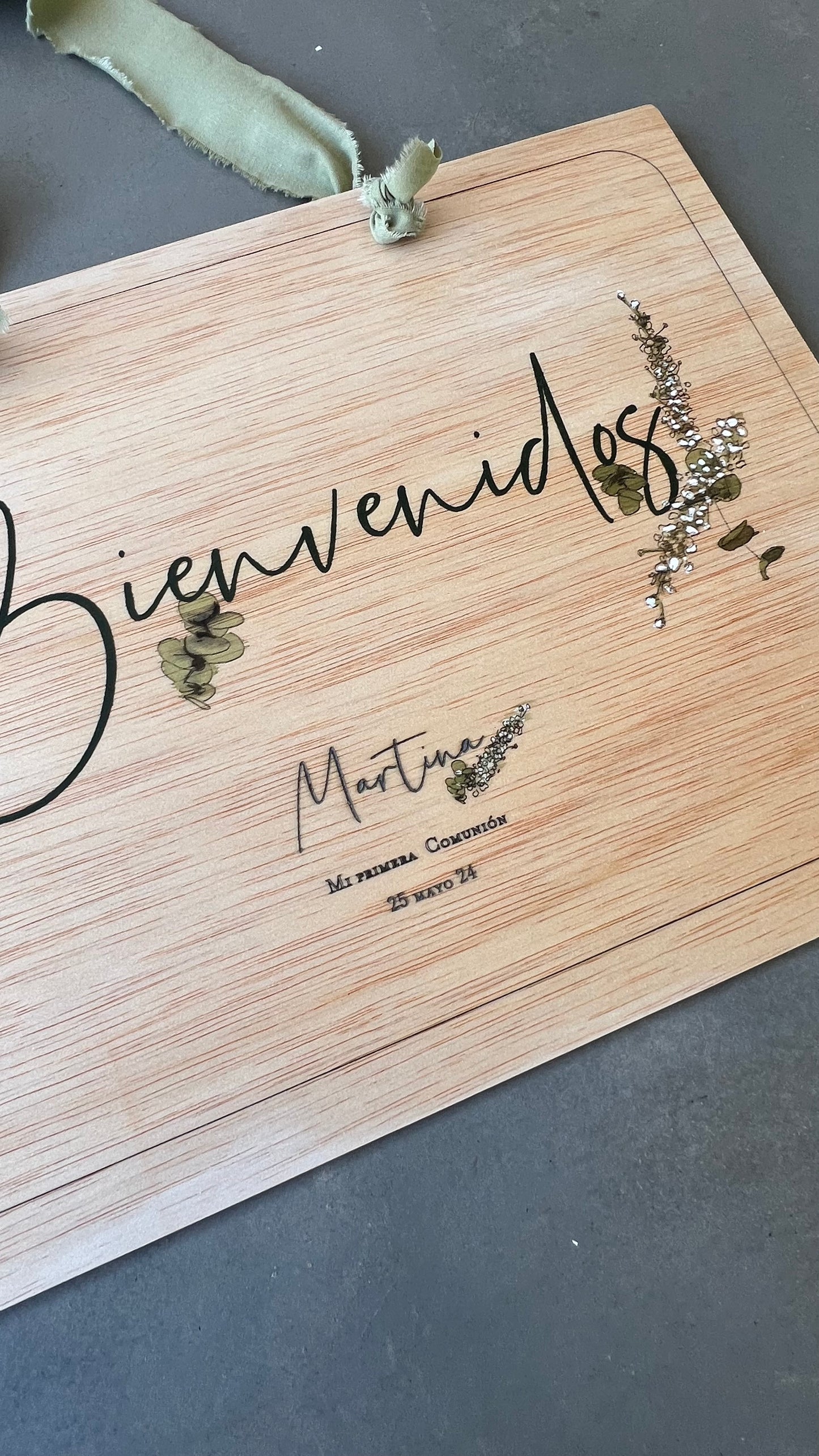 CARTEL BIENVENIDA A3 MADERA PINO PINTADO A MANO