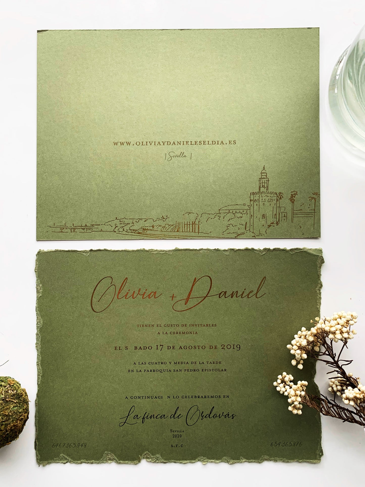 INVITACIÓN PERSONALIZADA CON ILUSTRACION A PLUMILLA Y ESTAMPACIÓN ORO