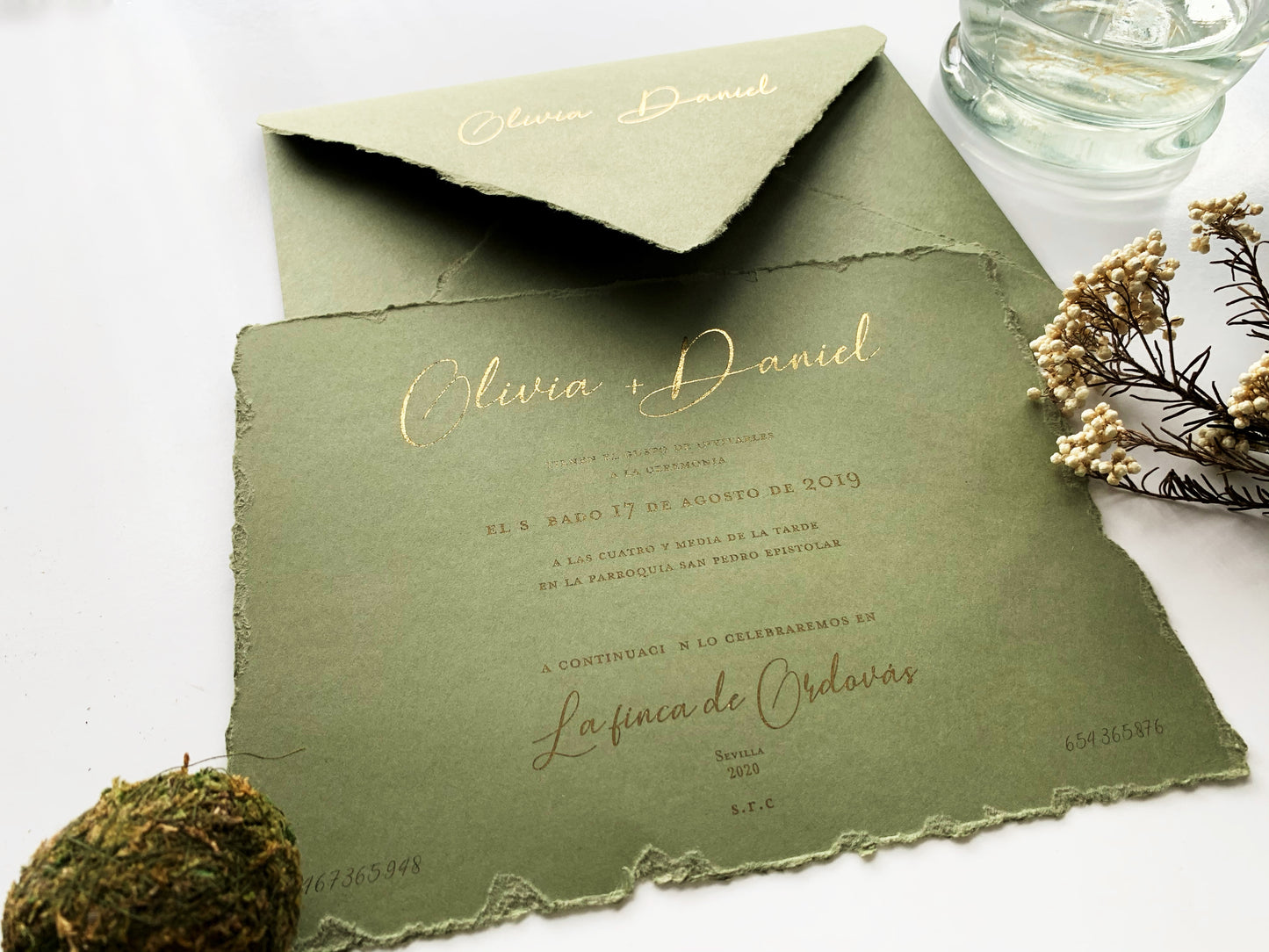 INVITACIÓN PERSONALIZADA CON ILUSTRACION A PLUMILLA Y ESTAMPACIÓN ORO