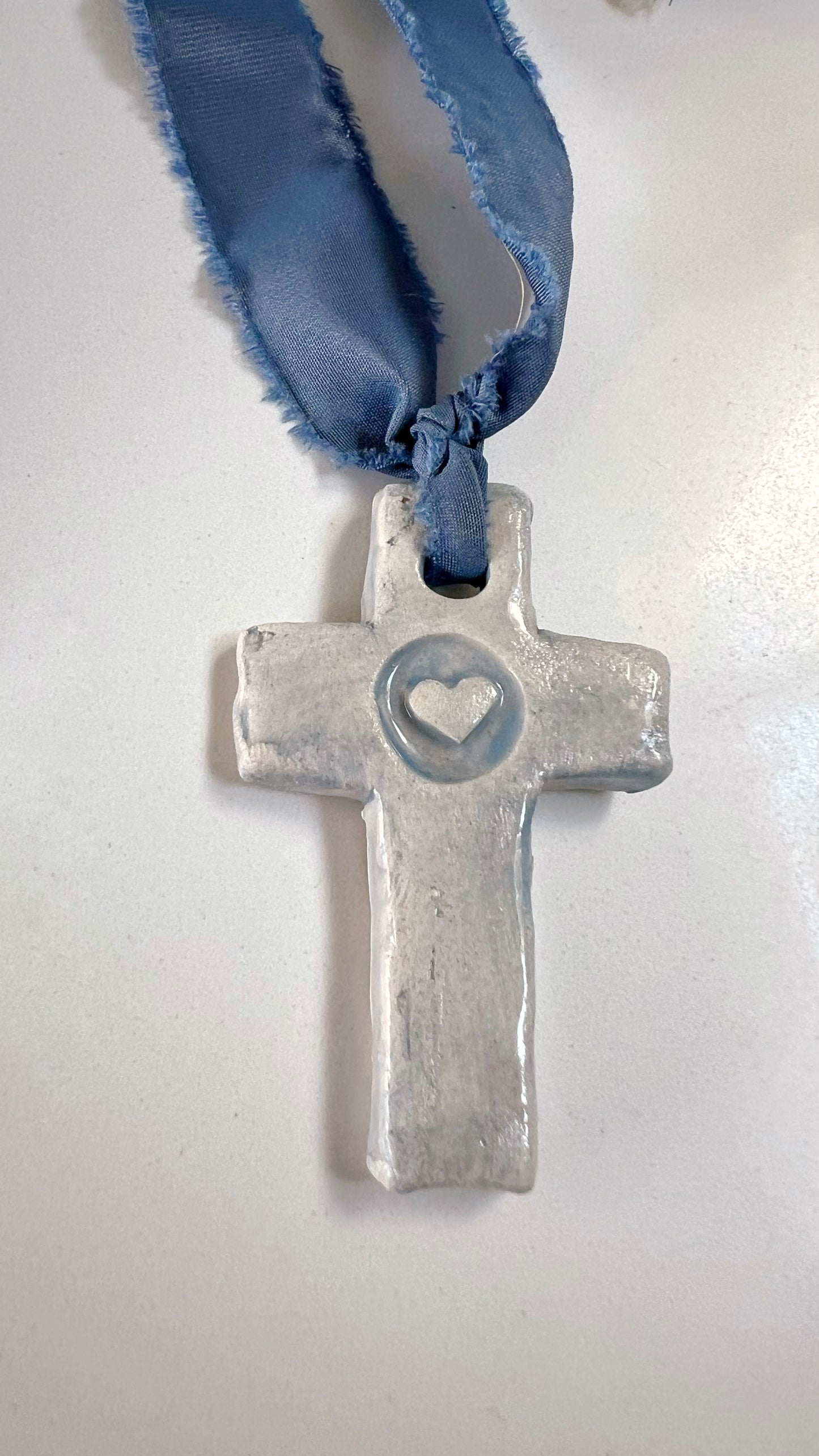 CRUZ CERÁMICA CORAZÓN CON CADENA