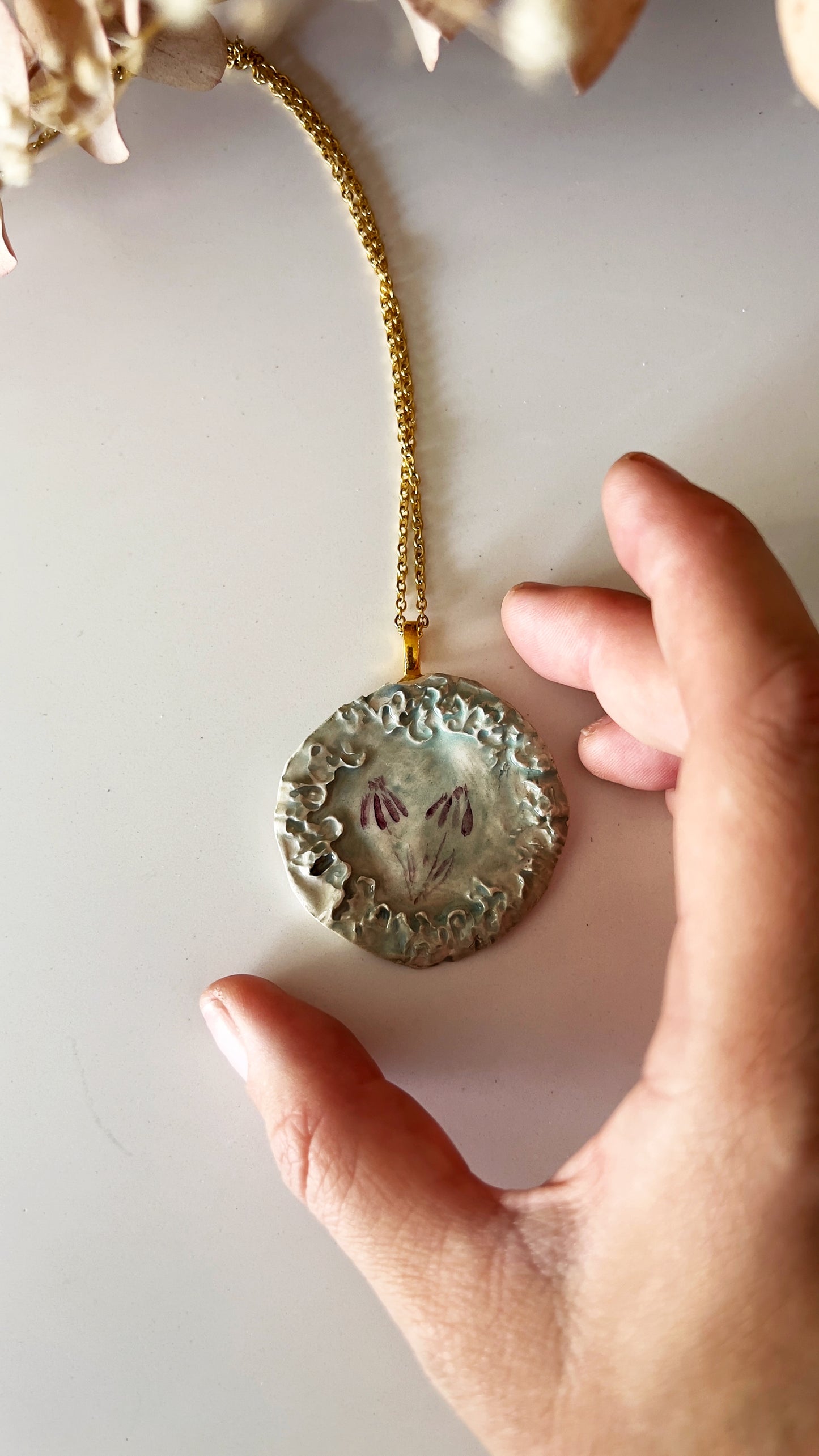 MEDALLA CERÁMICA CON FLORES PINTADAS A MANO TAMAÑO L