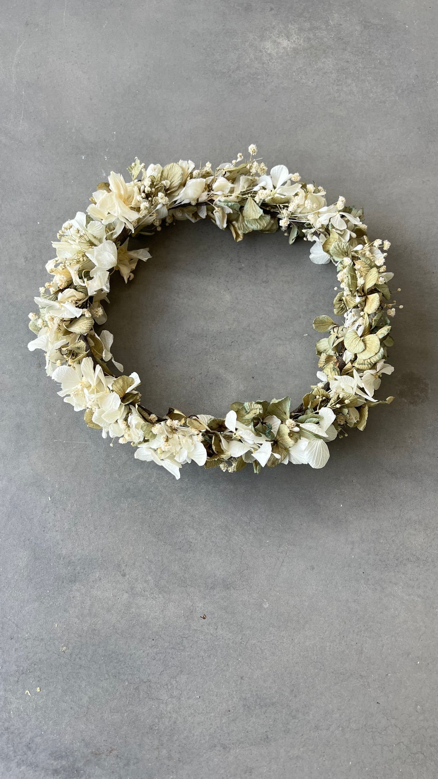 CORONA PANICULATA, HORTENSIA BLANCA Y VERDEAGUA CON PISTILOS
