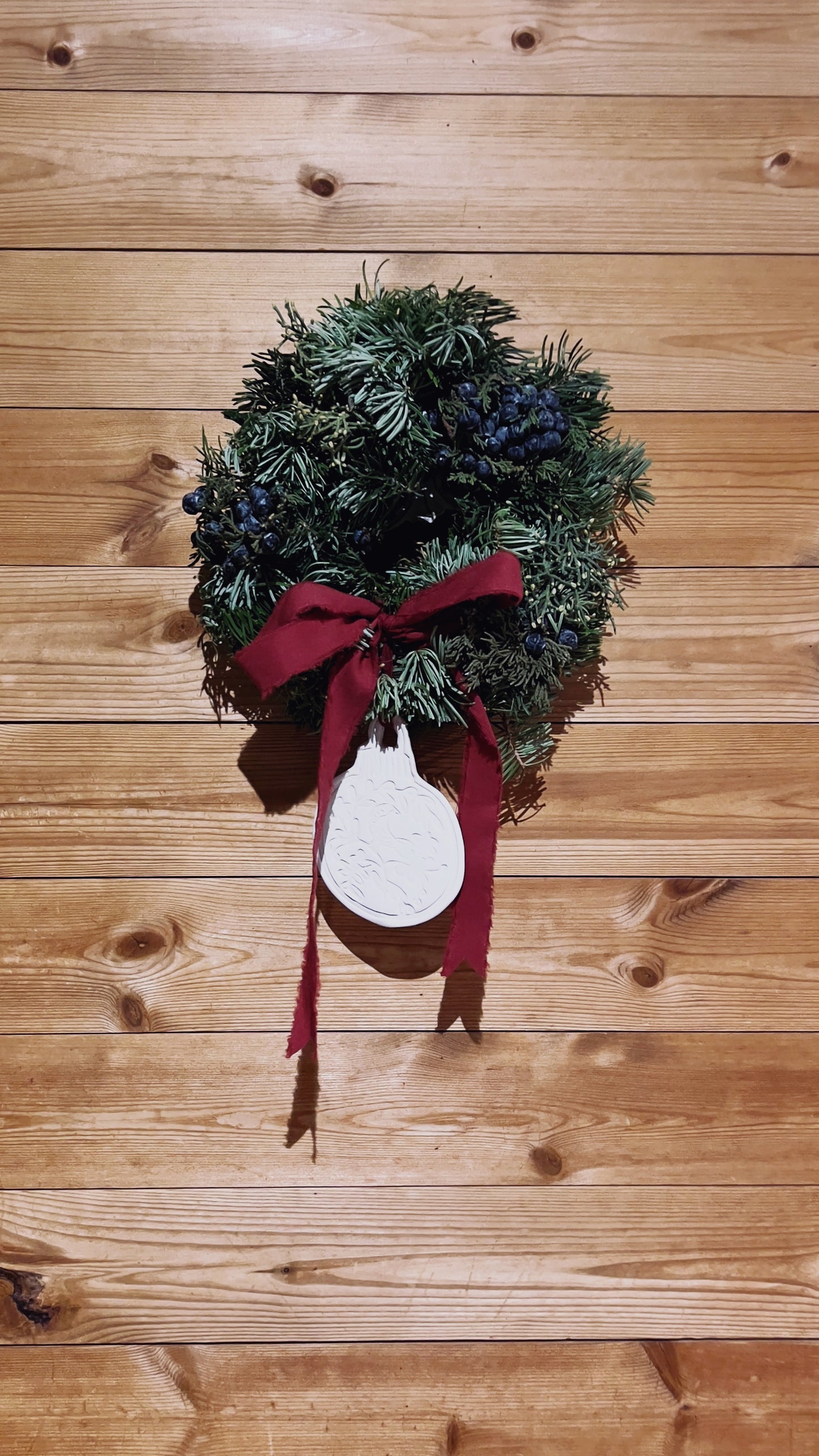 CORONA NAVIDAD CON CERÁMICA DE BOLA