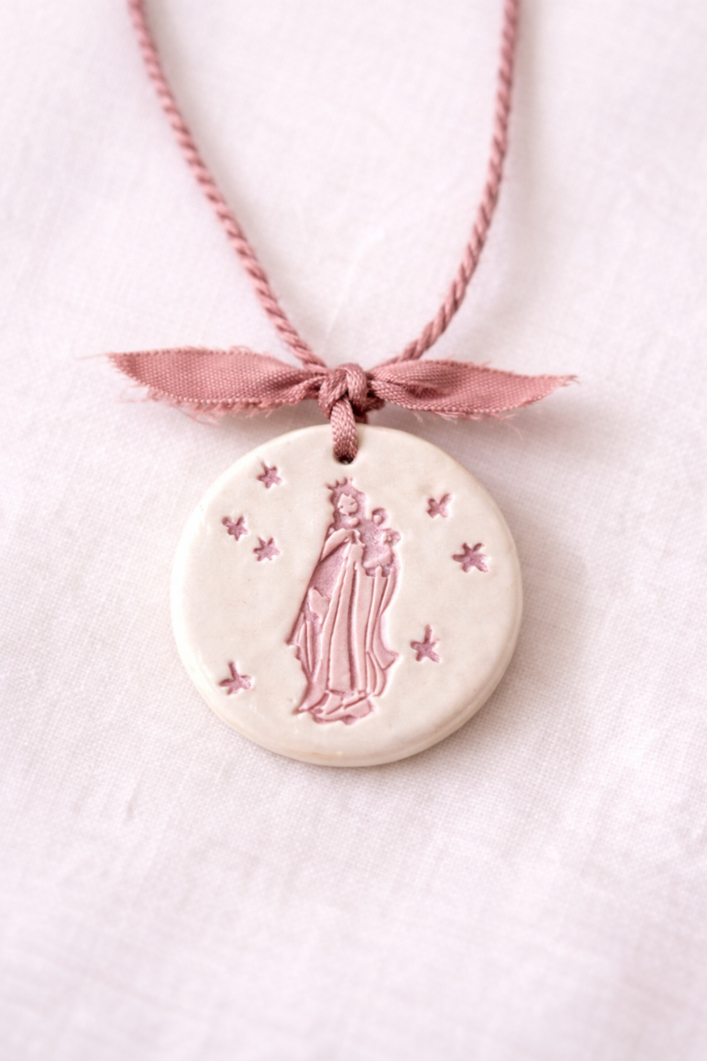 MEDALLA CERÁMICA VIRGEN DEL CARMEN CON CORDÓN