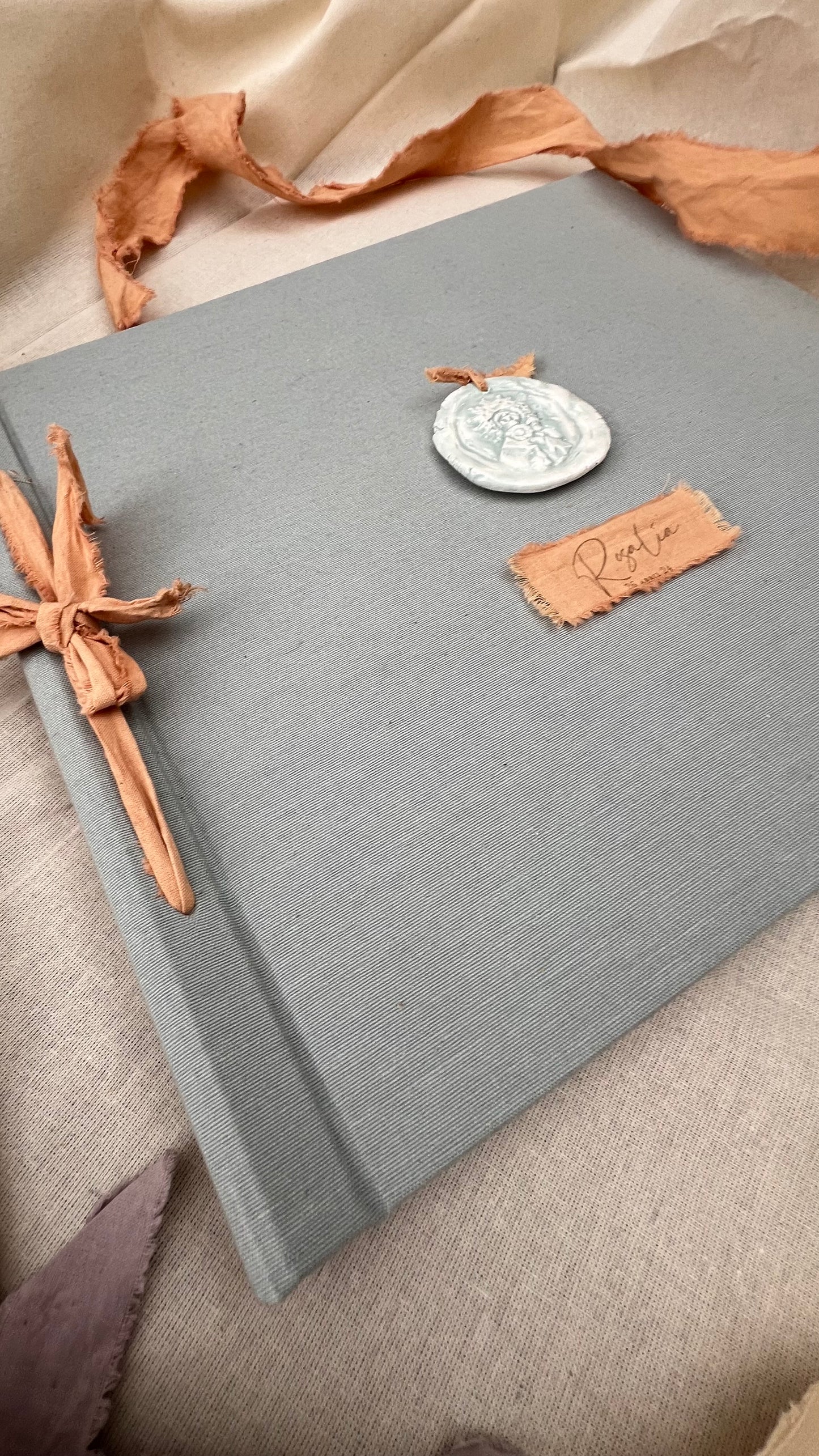 LIBRO COMUNIÓN EN TELA CON ADORNO VIRGEN EN CERÁMICA