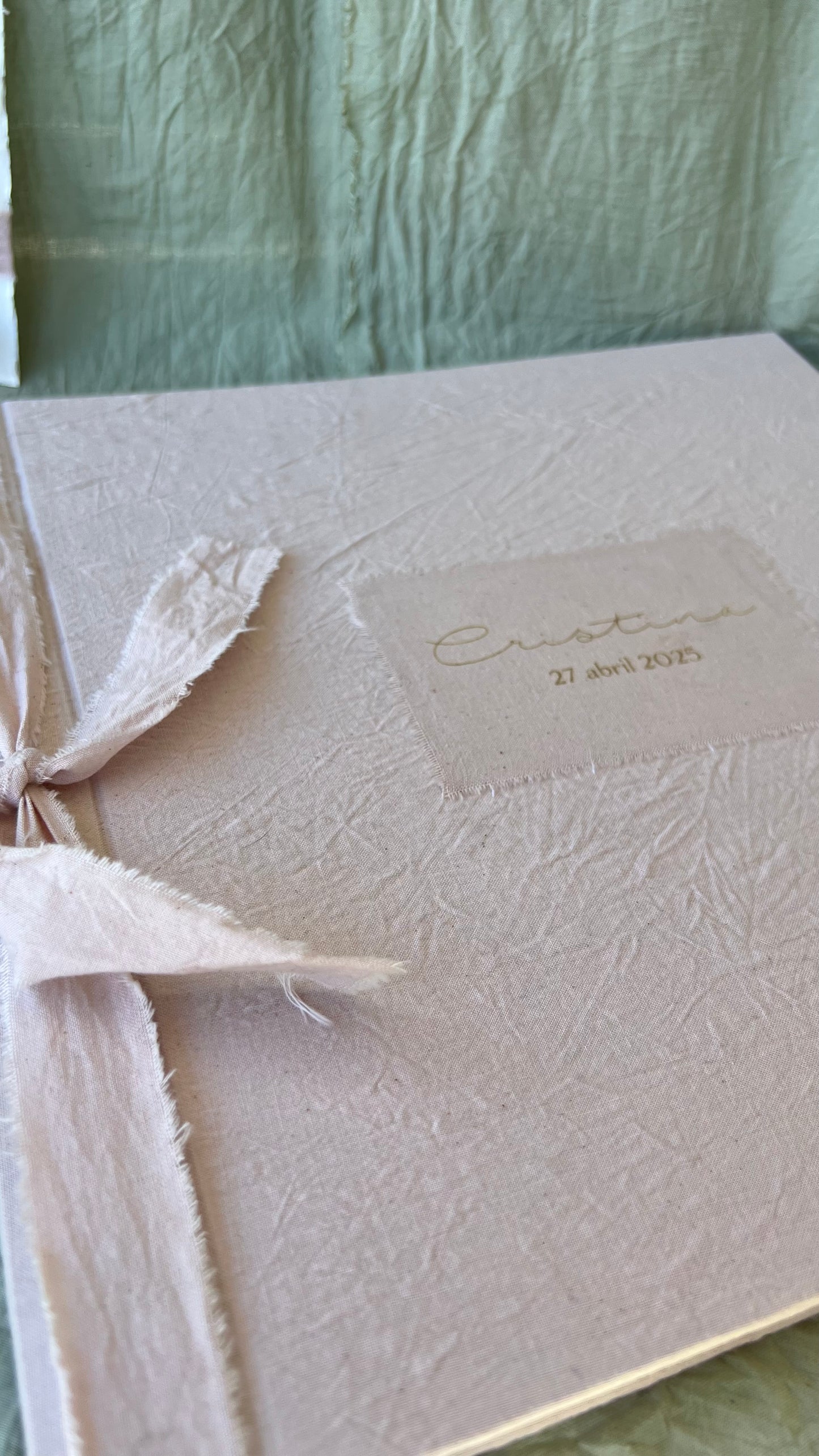 LIBRO COMUNIÓN EN TELA CON LAZO Y NOMBRE GRABADO