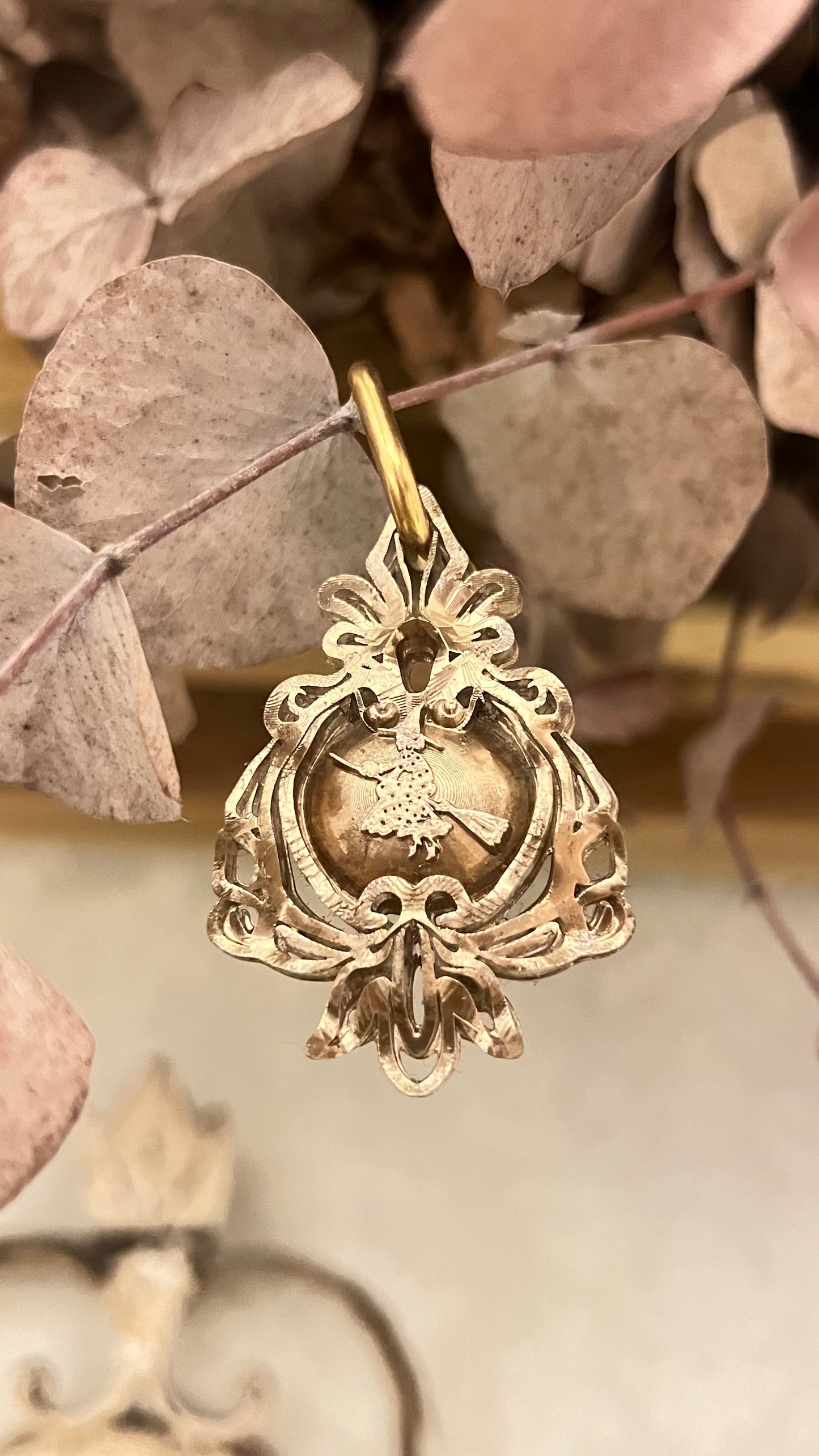 PENDIENTES RESINA DORADA “BRUJITA”