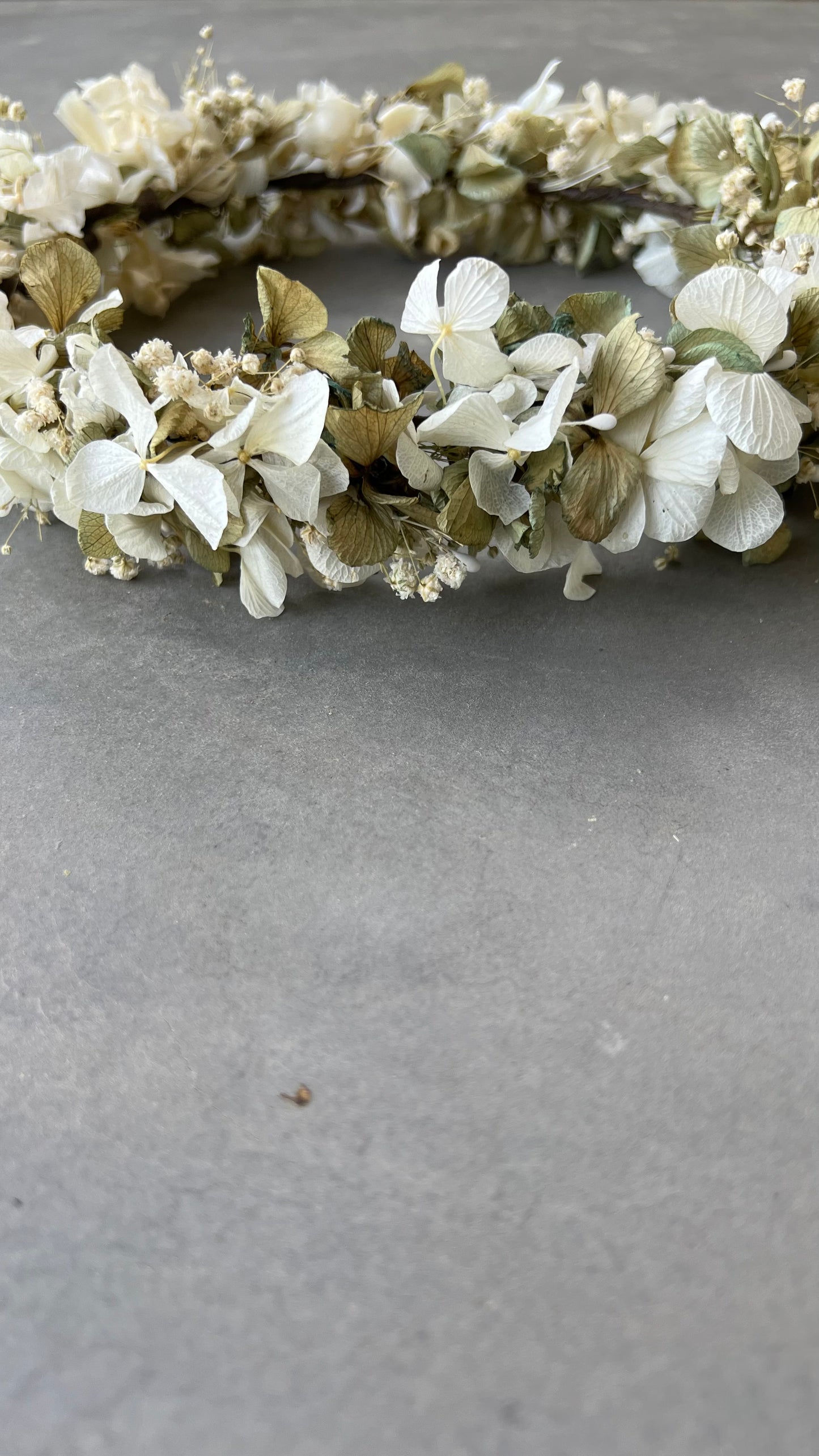 CORONA PANICULATA, HORTENSIA BLANCA Y VERDEAGUA CON PISTILOS