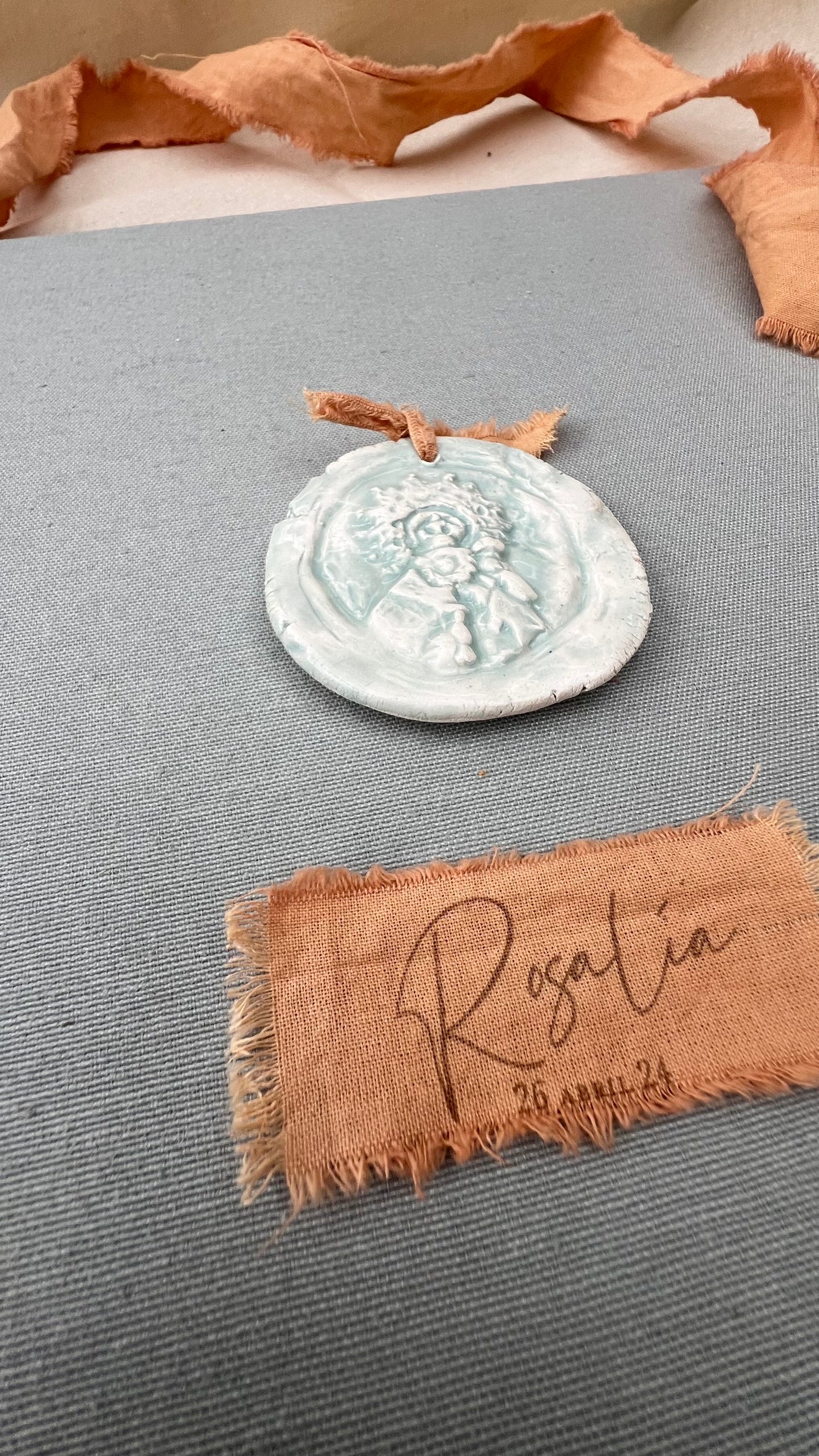 LIBRO COMUNIÓN EN TELA CON ADORNO VIRGEN EN CERÁMICA