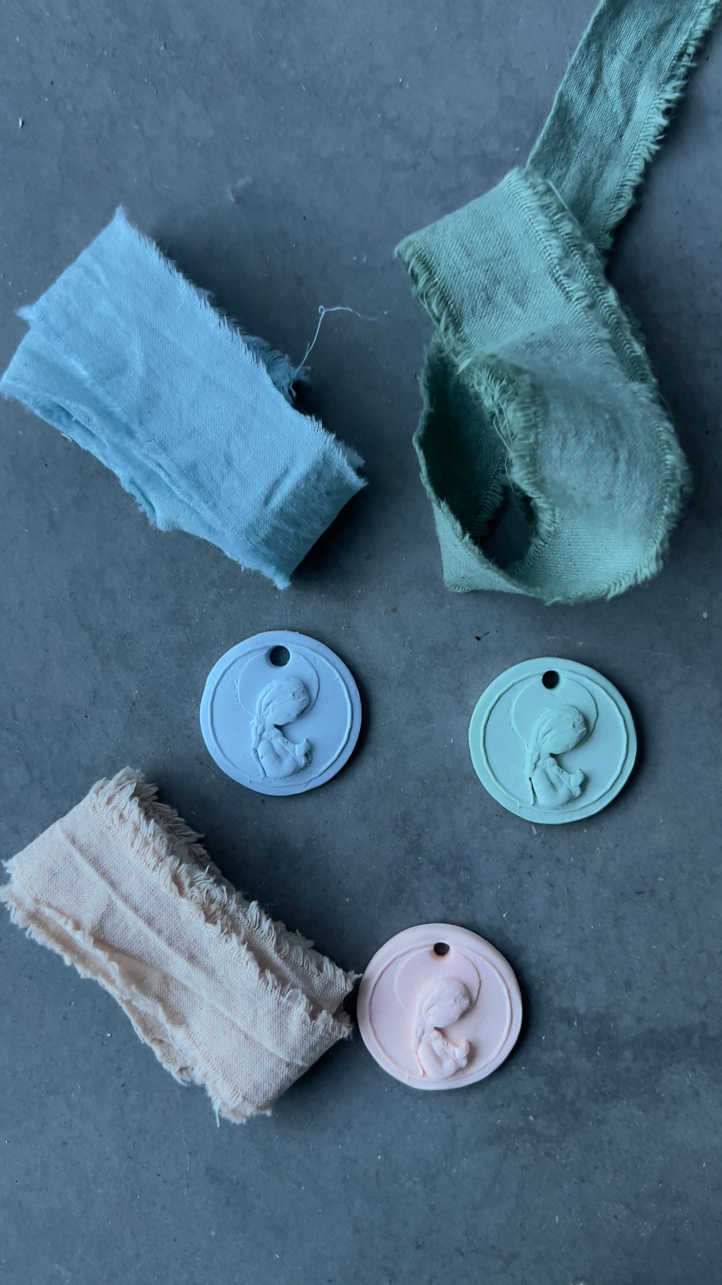 MEDALLA VIRGEN CON ARO RESINA