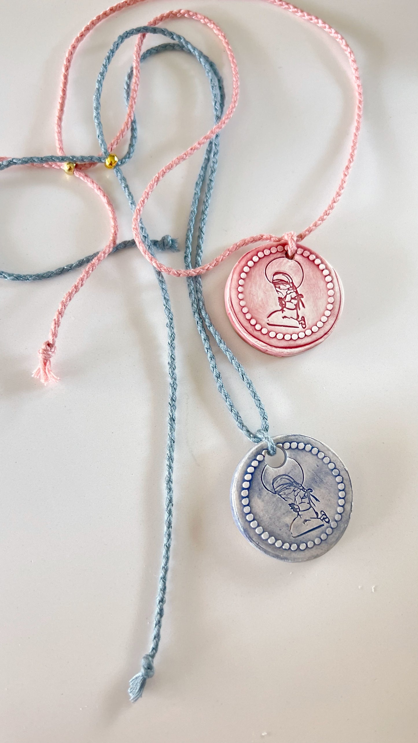 MEDALLA VIRGEN NIÑA CERÁMICA CON CORDÓN PARA REGALO INVITADOS