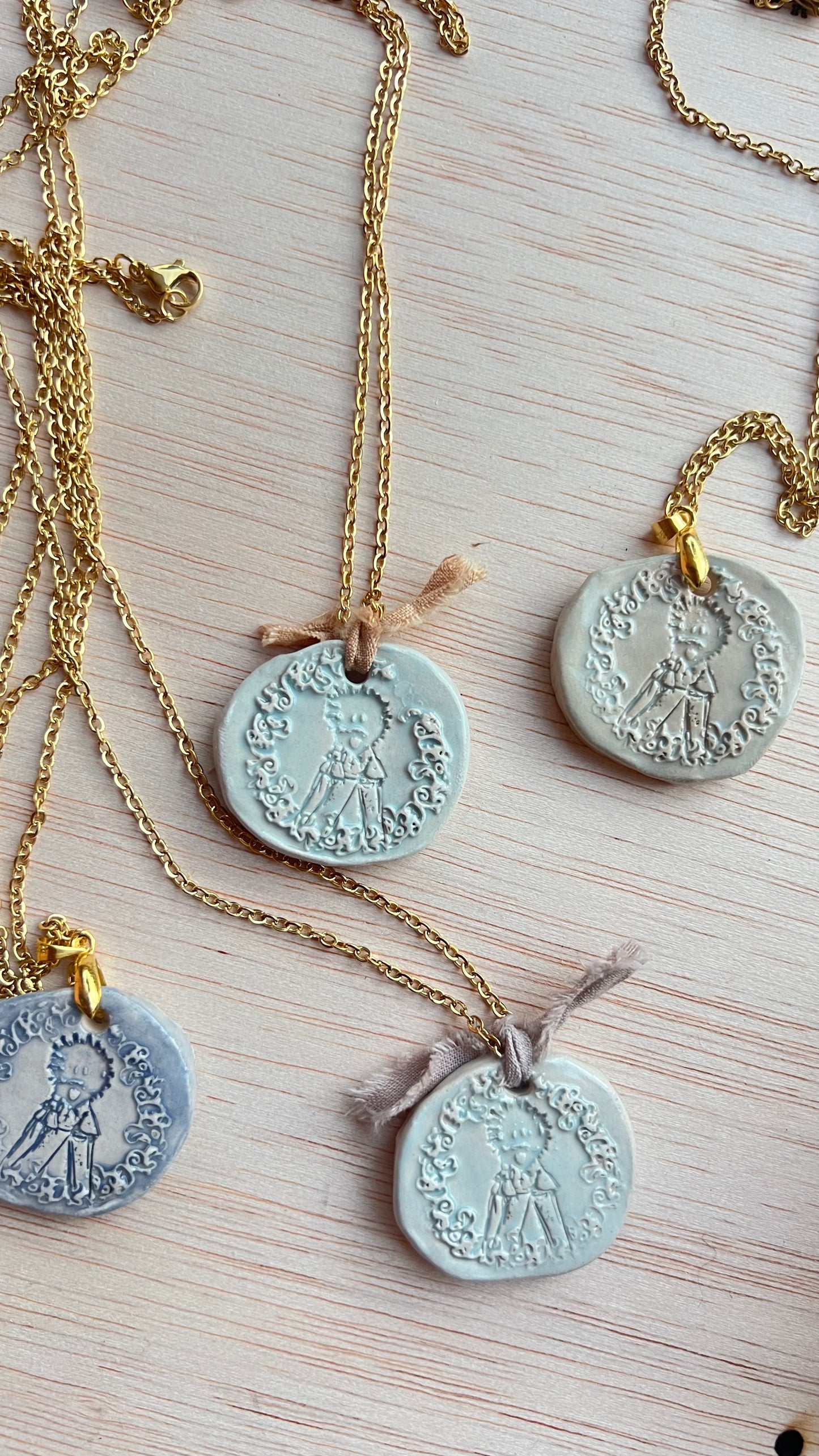 MEDALLA CERÁMICA VIRGEN DE LA CONSOLACION CON CADENA