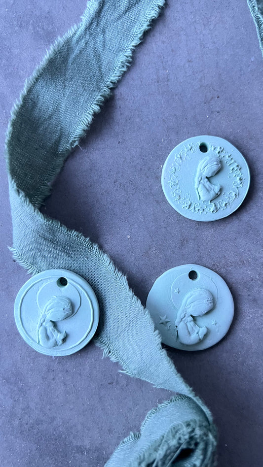 MEDALLA VIRGEN CON BROCADO RESINA