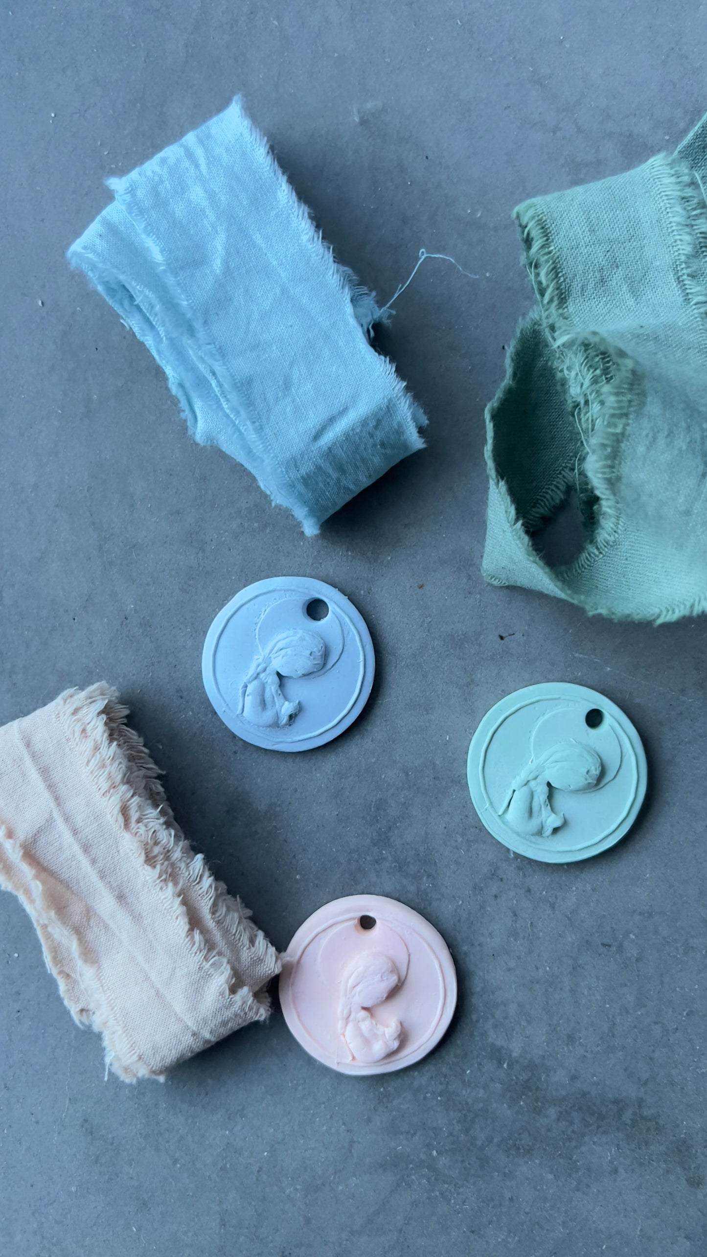 MEDALLA VIRGEN CON ARO RESINA