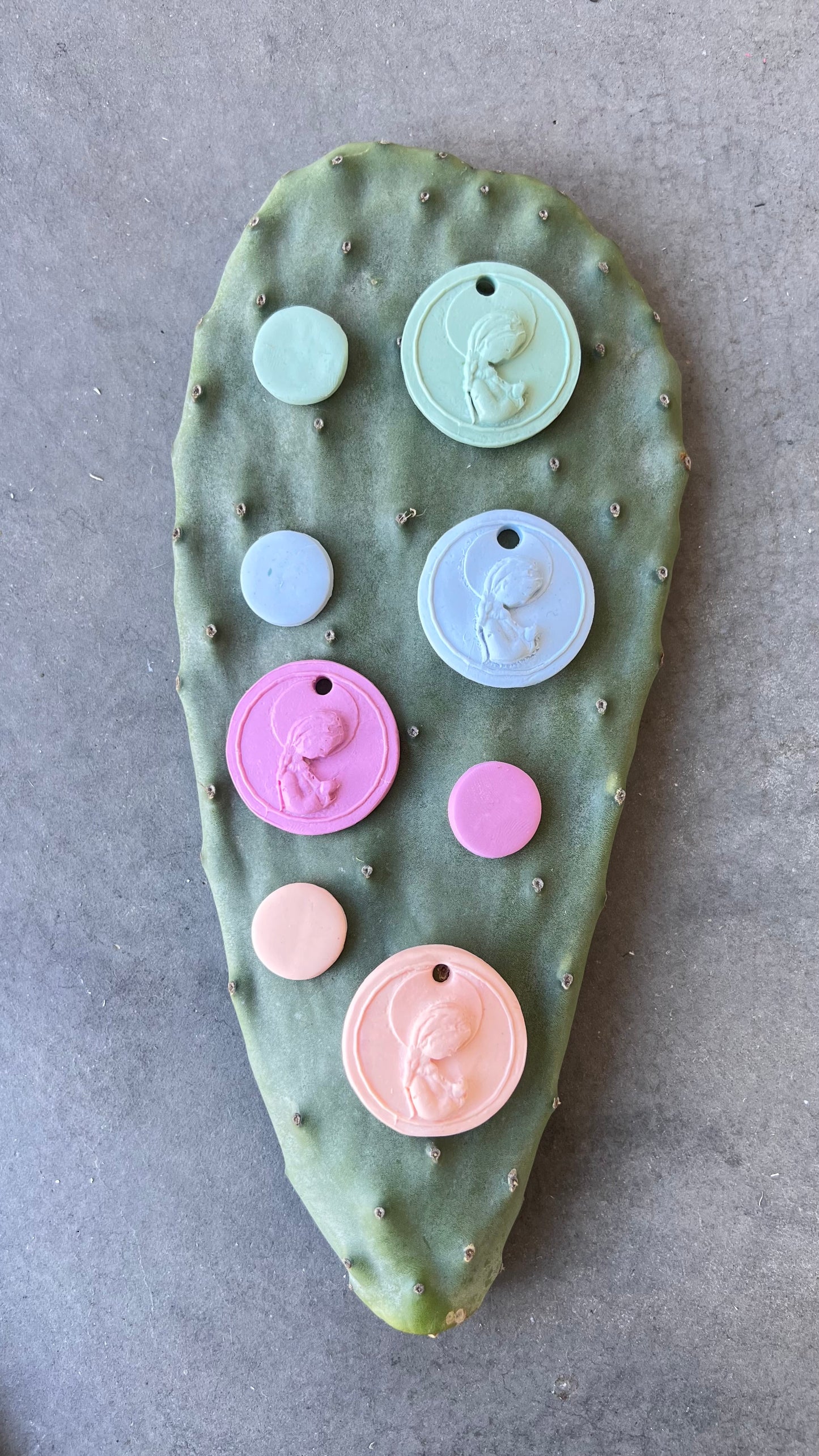 MEDALLA VIRGEN CON ARO RESINA