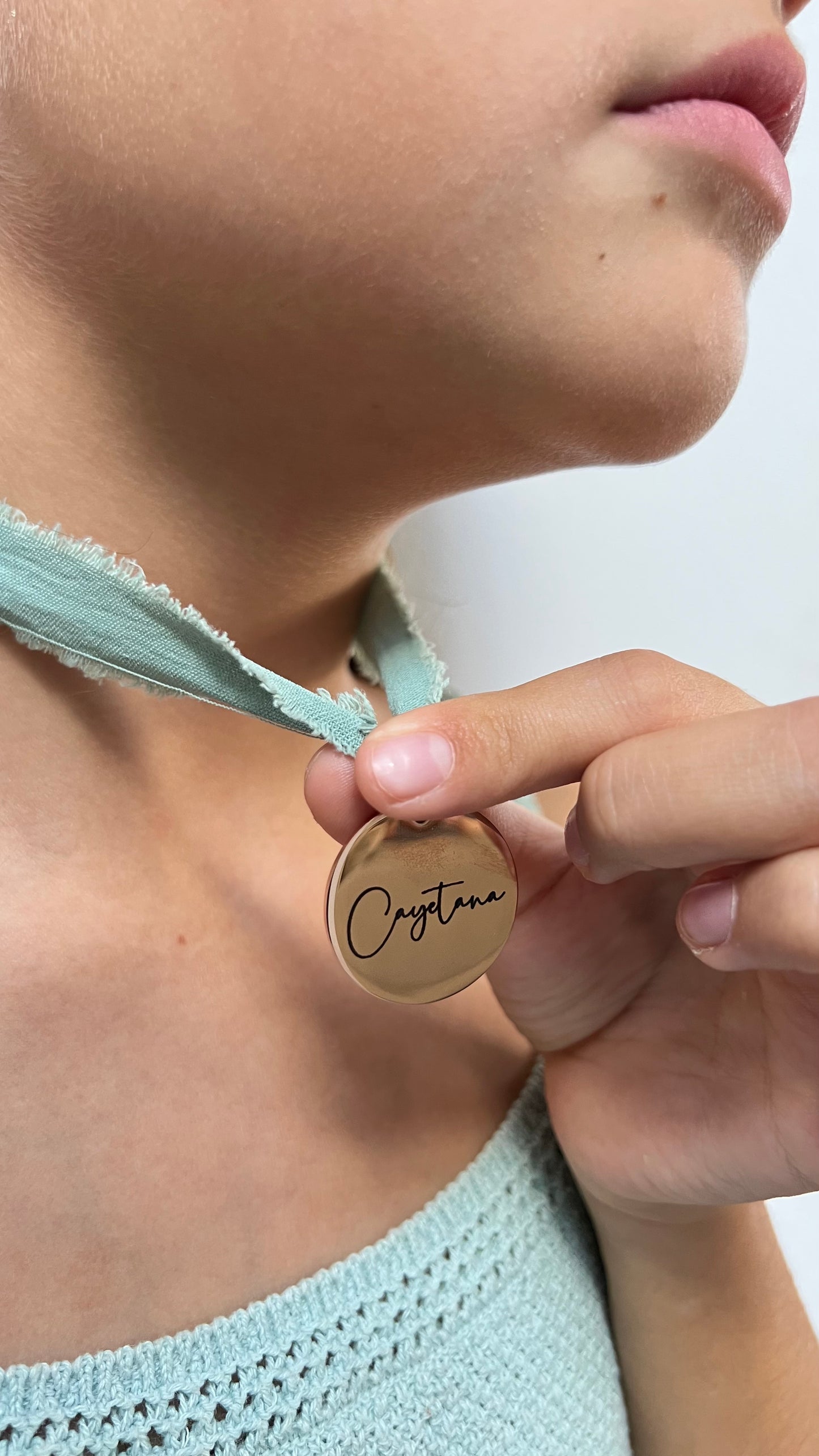 MEDALLA VIRGEN NIÑA CON NOMBRE