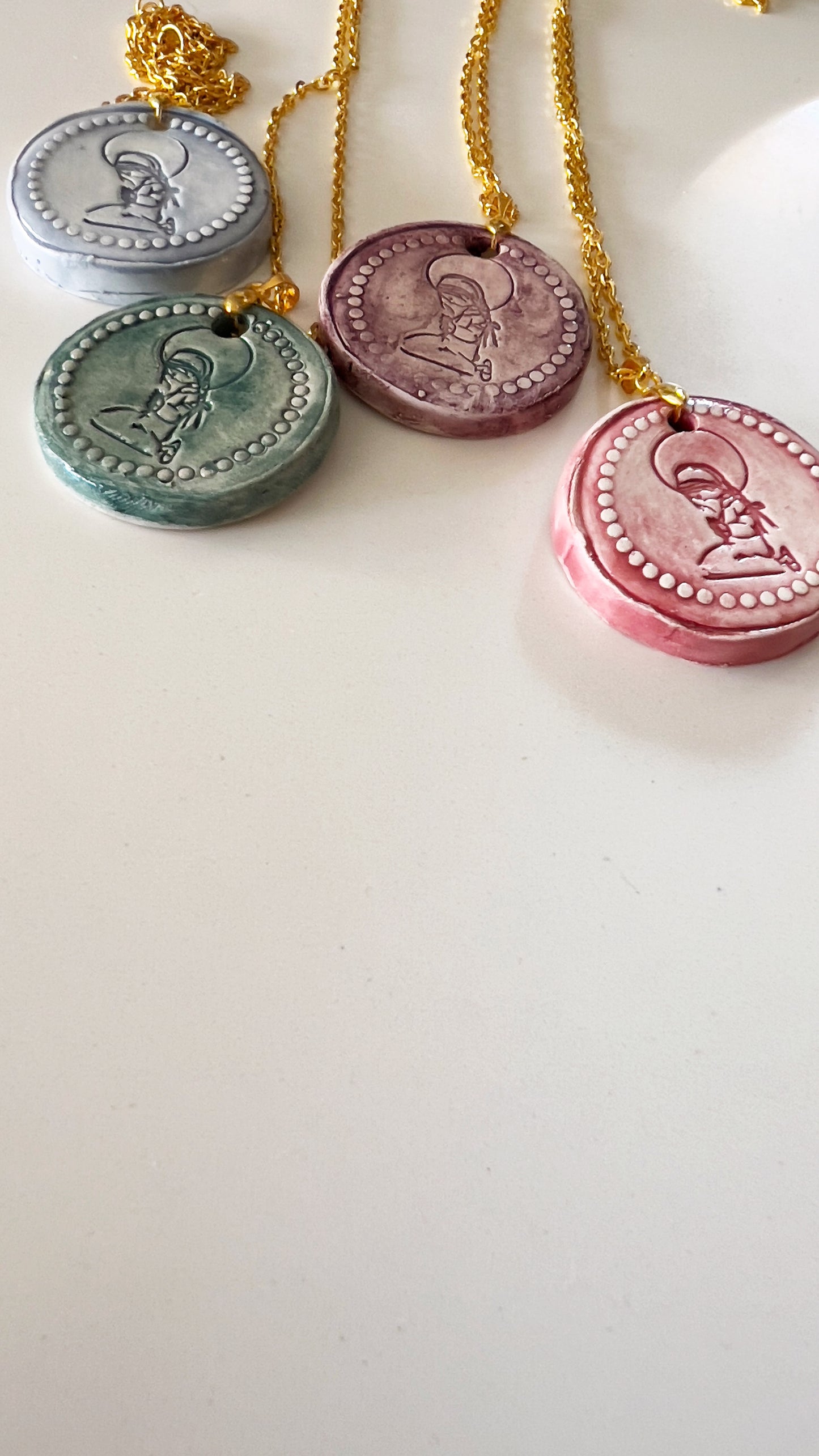 MEDALLA CERÁMICA VIRGEN NIÑA CON CADENA