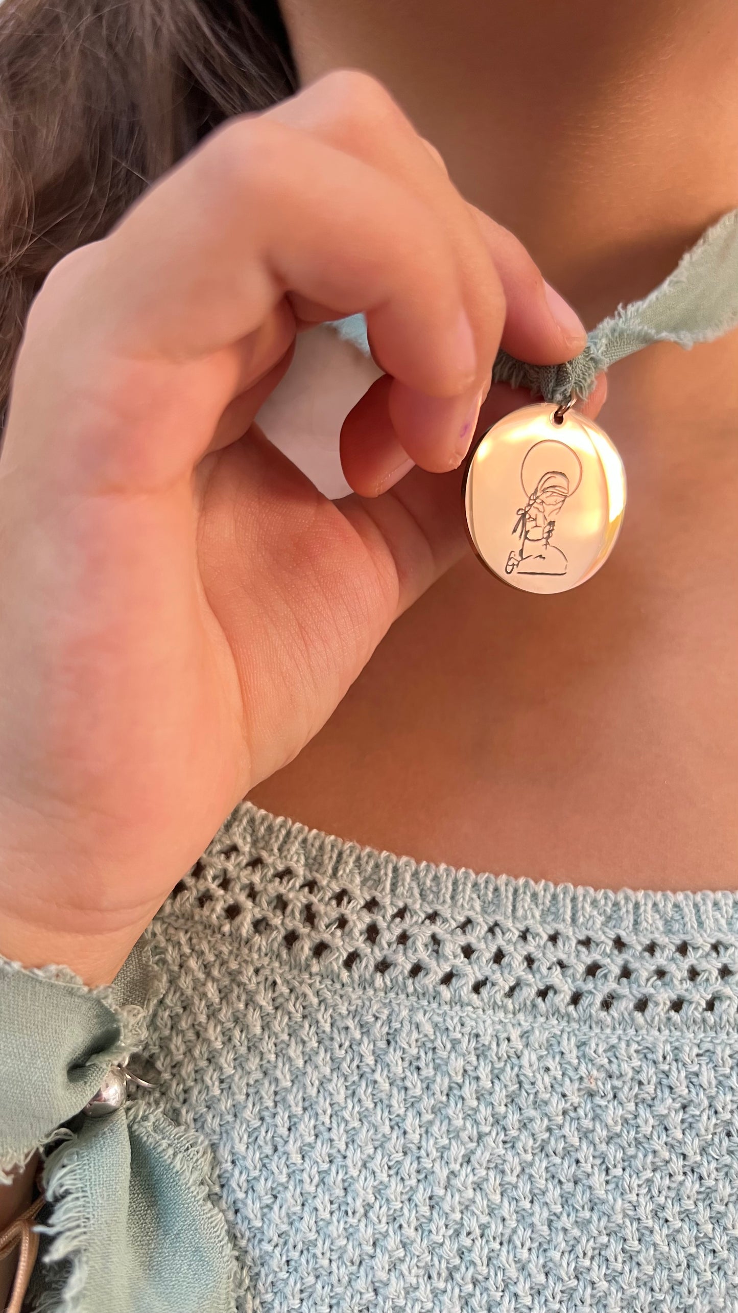 MEDALLA VIRGEN NIÑA CON NOMBRE