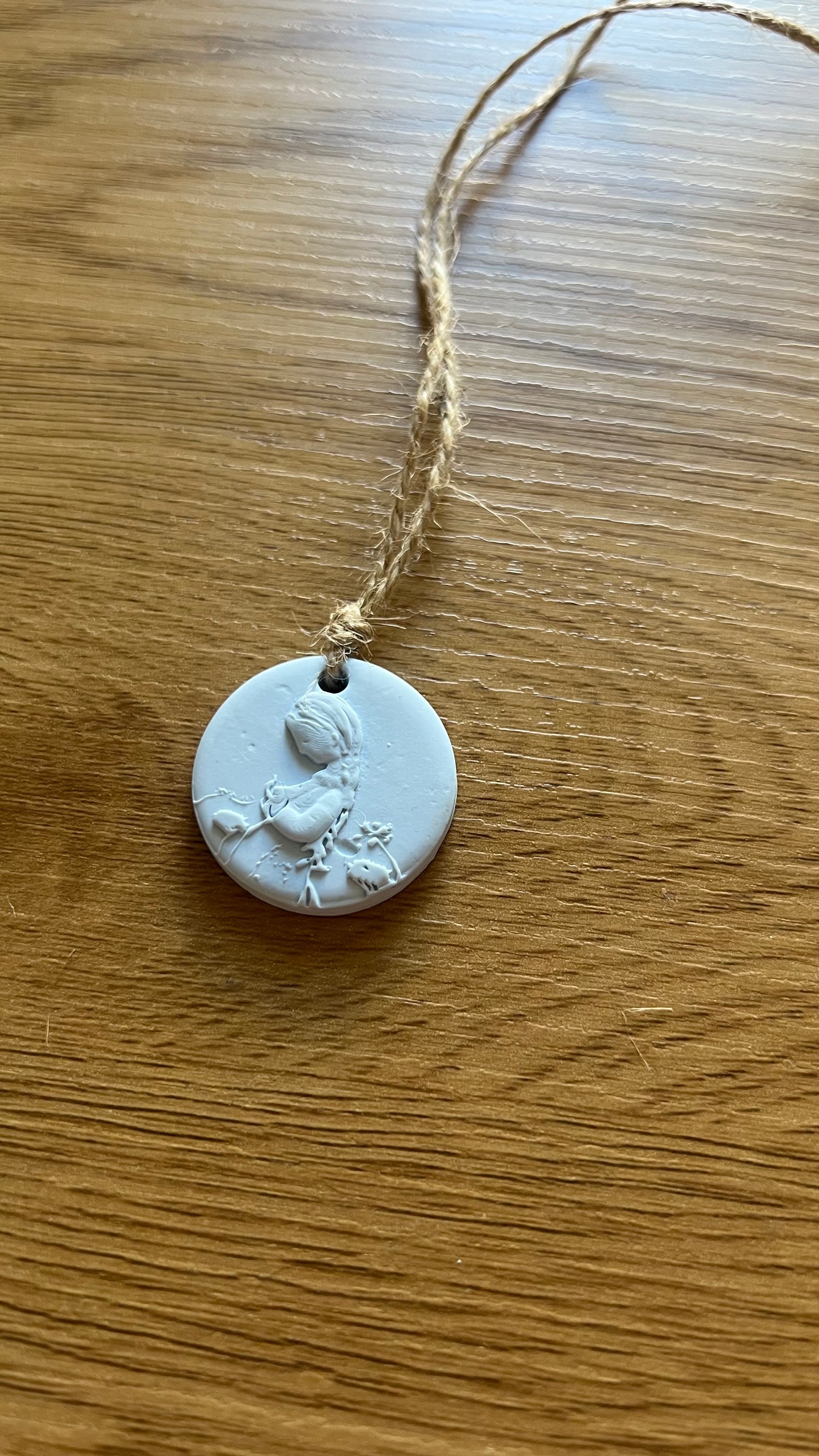 MEDALLA VIRGEN CON FLORES RESINA PARA REGALO INVITADOS