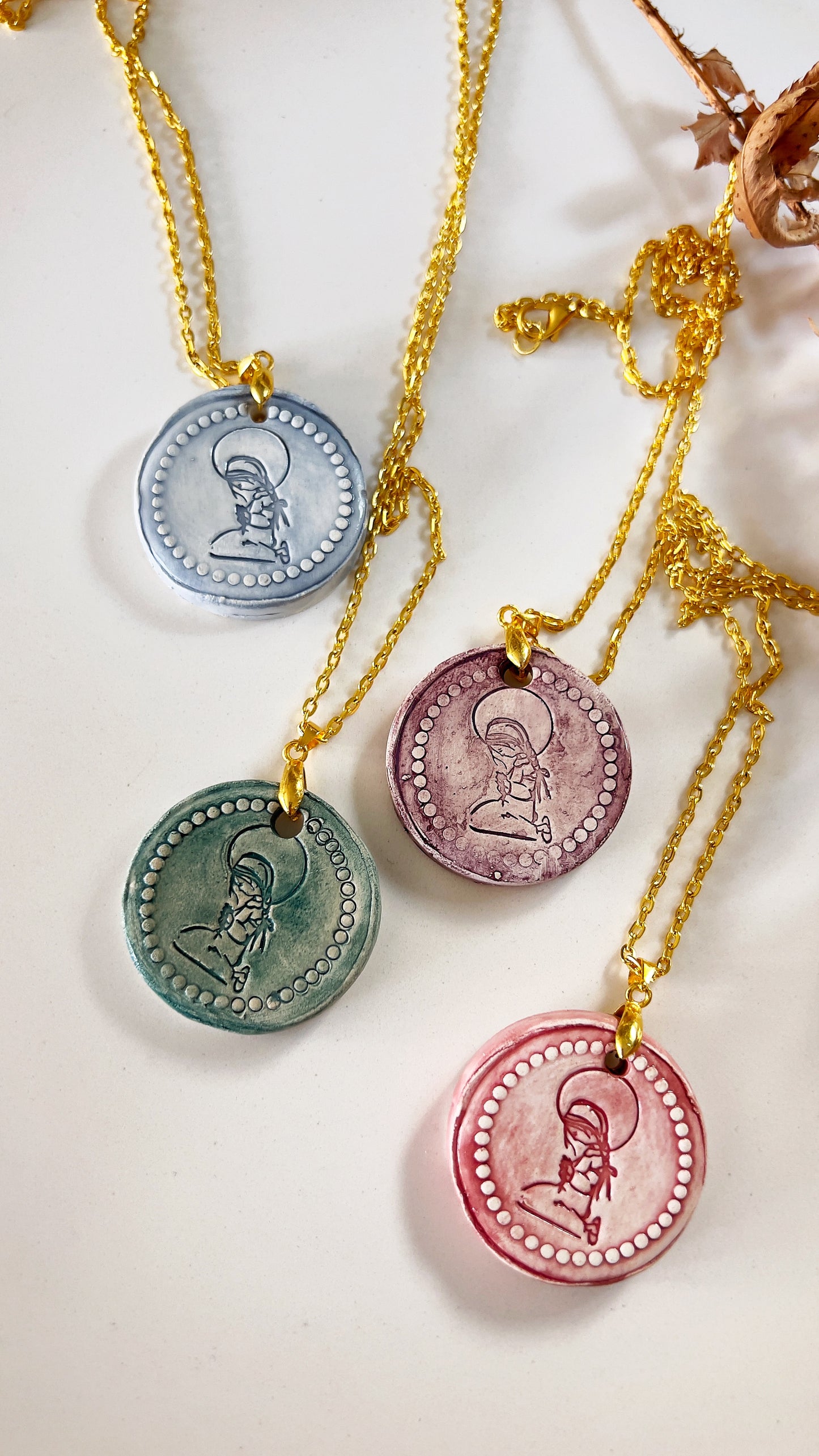 MEDALLA CERÁMICA VIRGEN NIÑA CON CADENA