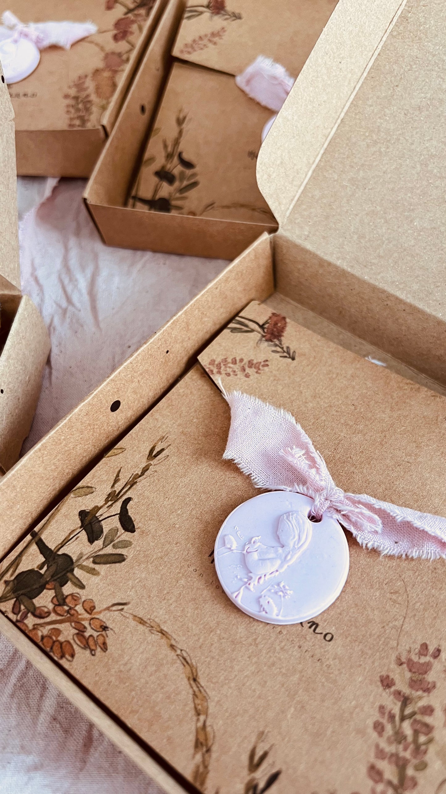 MEDALLA VIRGEN  CON FLORES RESINA PARA REGALO INVITADOS CON LAZO