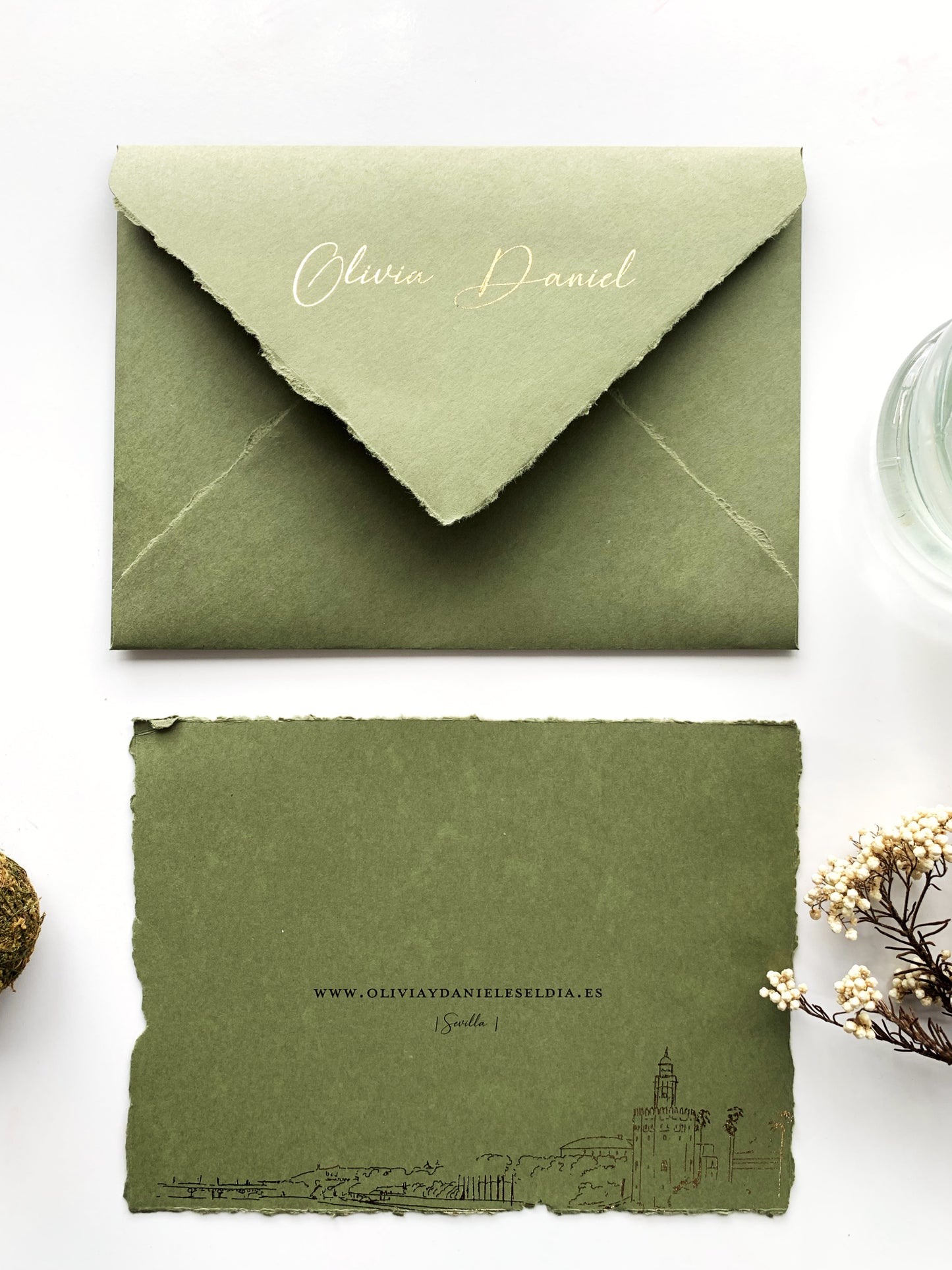 INVITACIÓN PERSONALIZADA CON ILUSTRACION A PLUMILLA Y ESTAMPACIÓN ORO