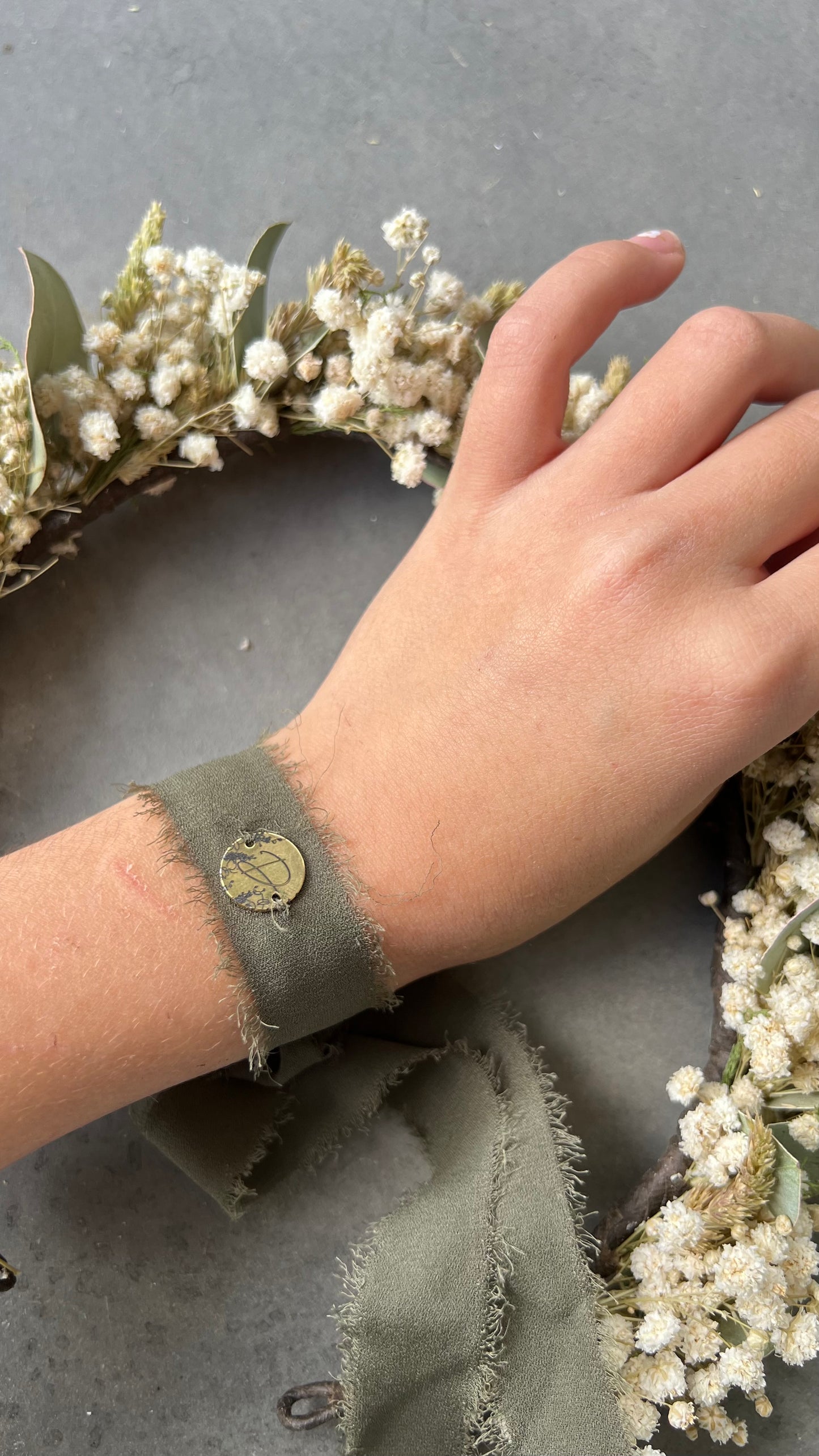 PULSERA CON CHARM COSIDO