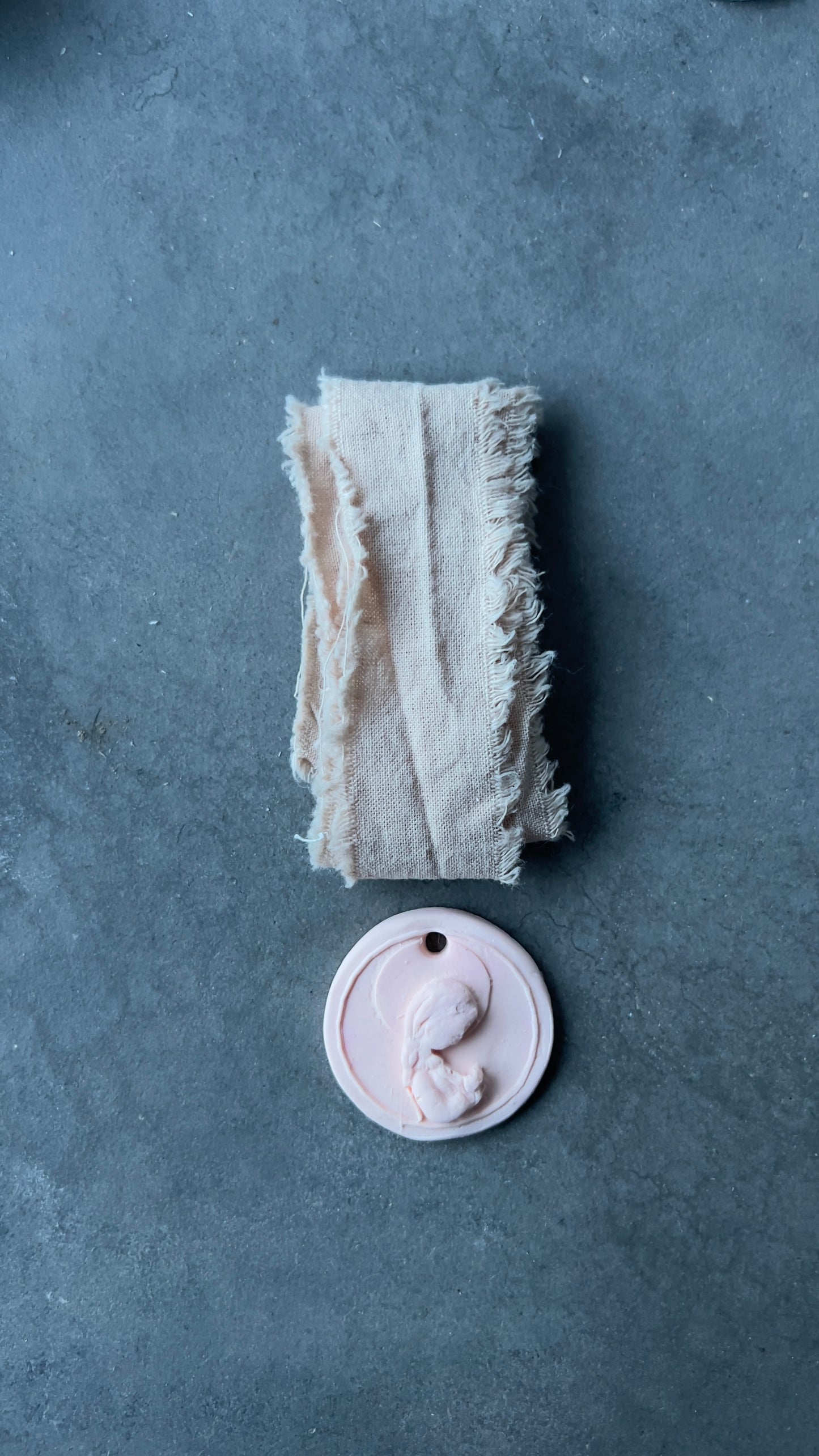 MEDALLA VIRGEN CON ARO RESINA