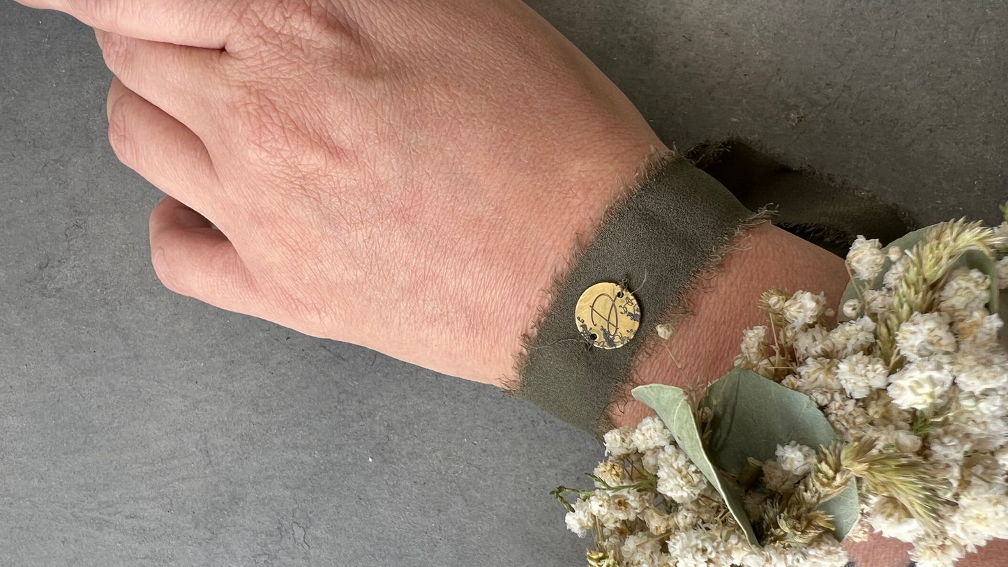 PULSERA CON CHARM COSIDO
