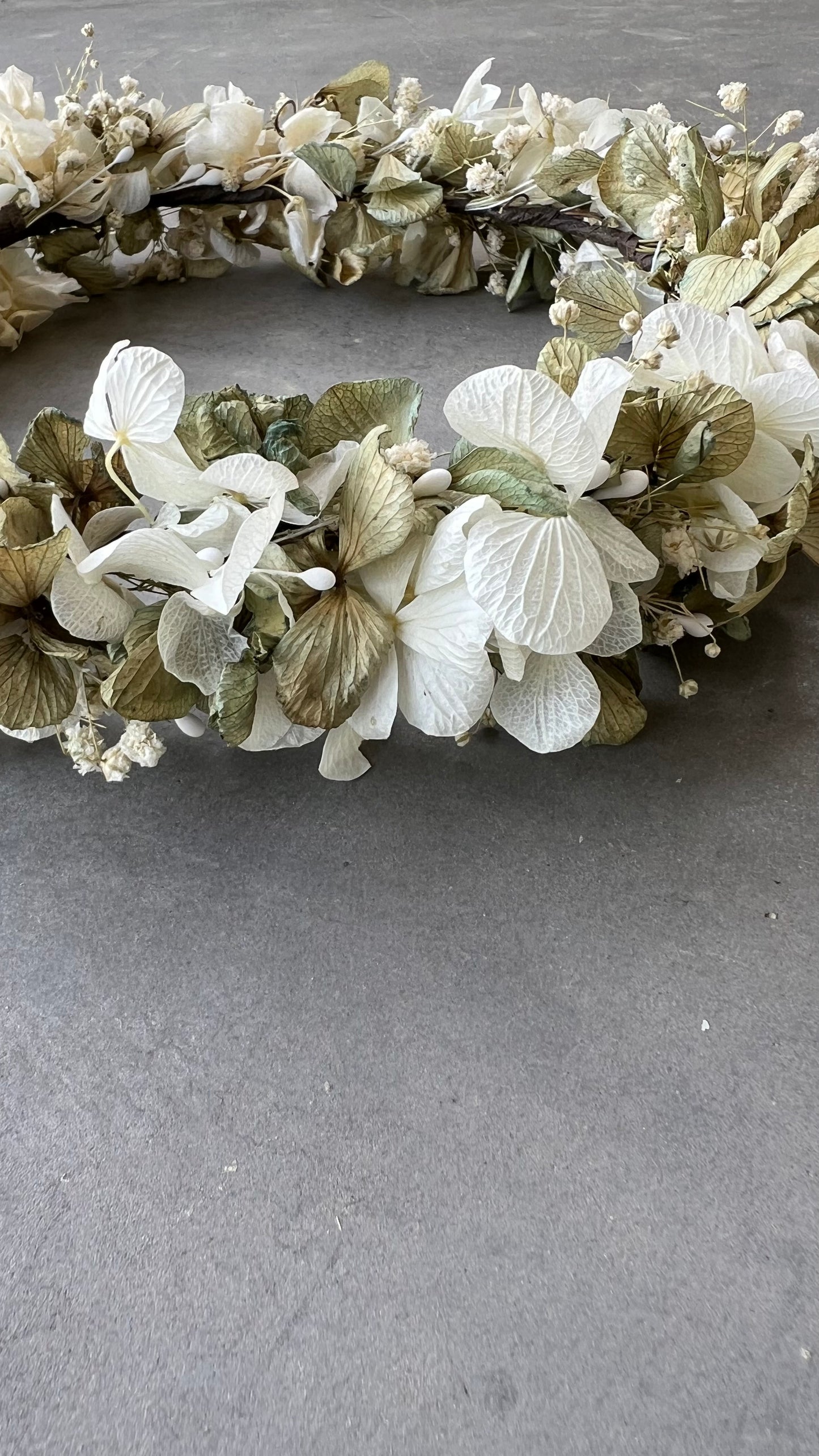 CORONA PANICULATA, HORTENSIA BLANCA Y VERDEAGUA CON PISTILOS