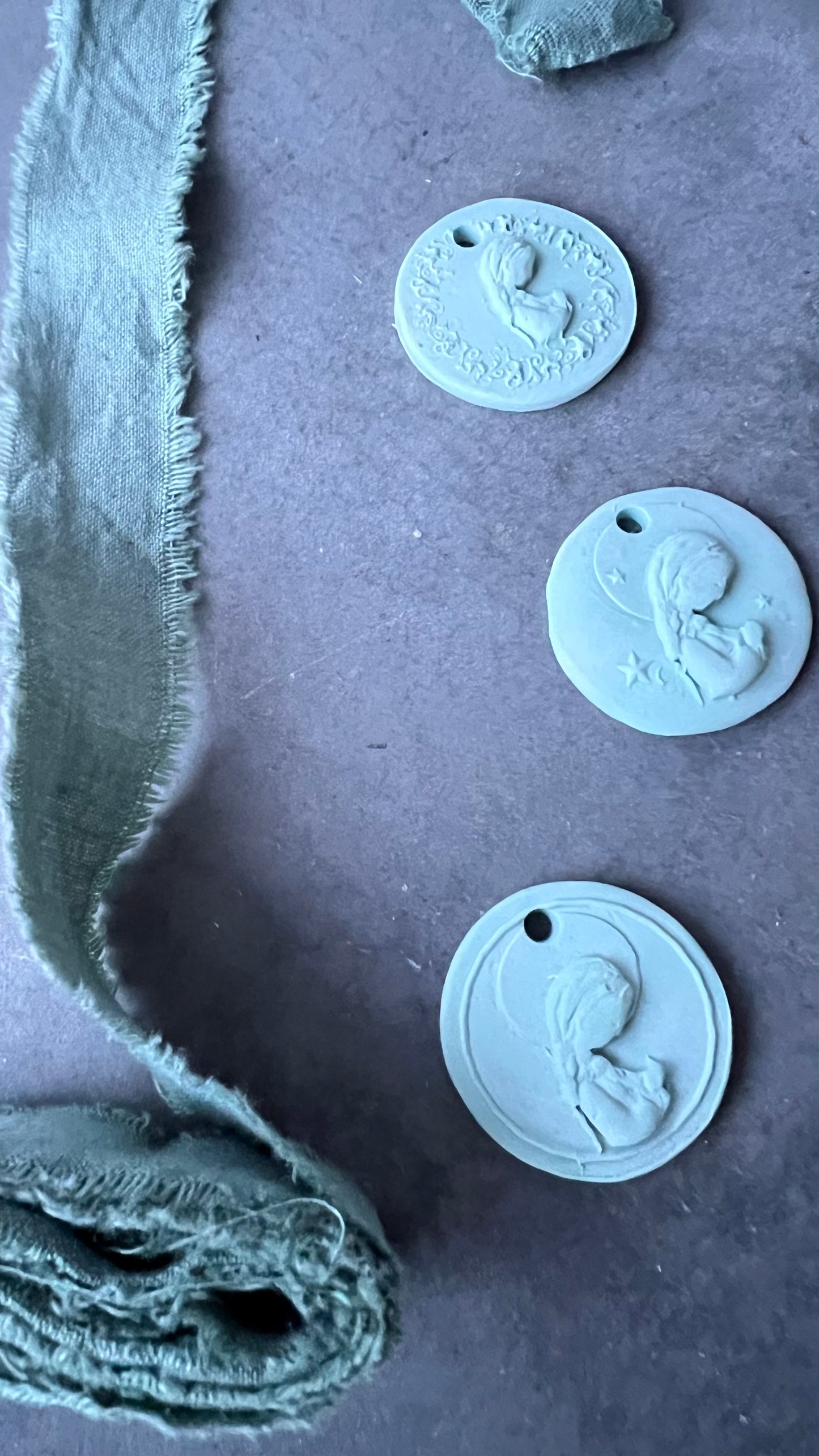 MEDALLA VIRGEN  CON ESTRELLAS RESINA