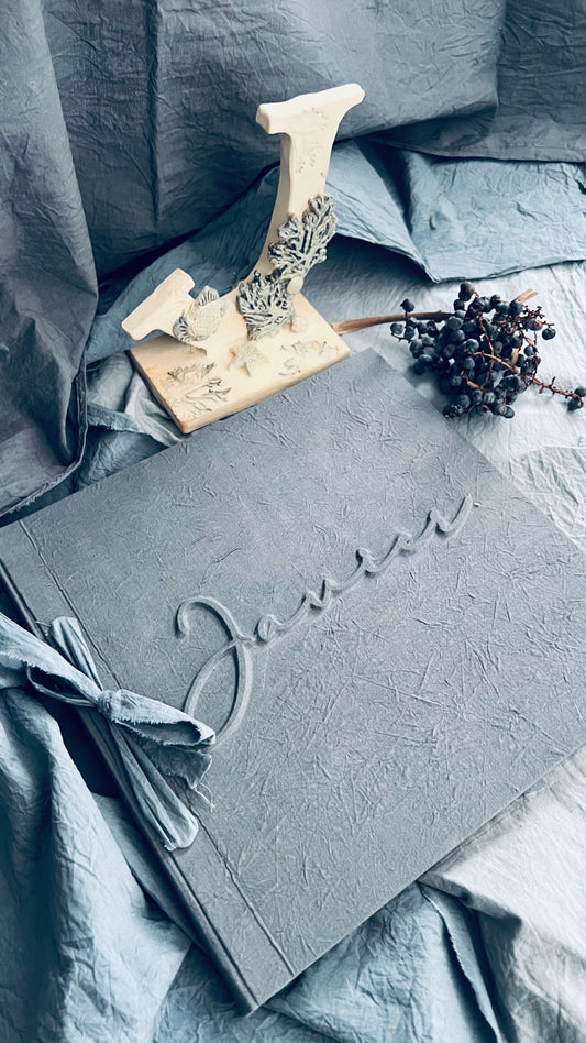 LIBRO COMUNIÓN EN TELA CON LAZO Y NOMBRE EN RELIEVE