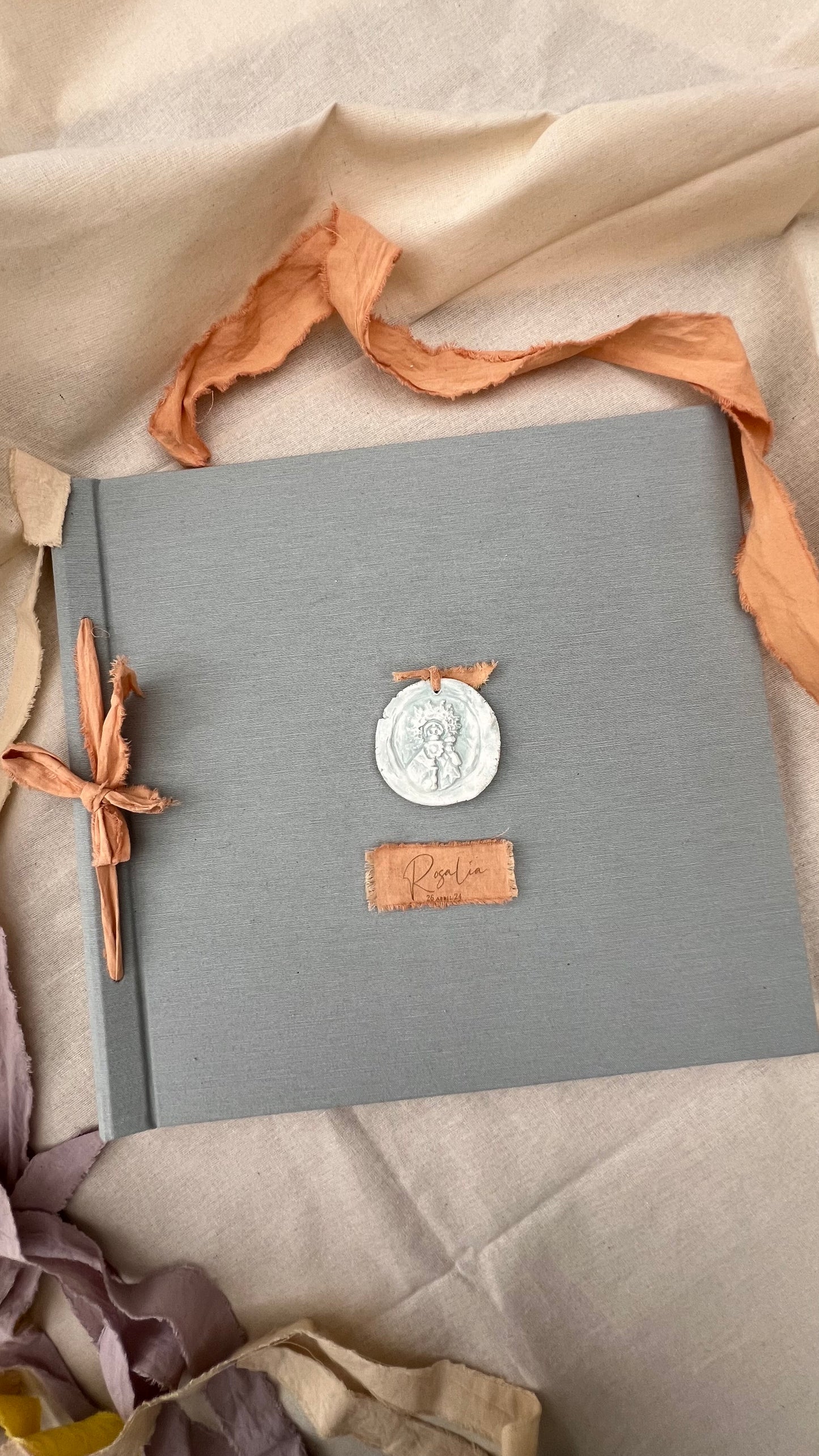 LIBRO COMUNIÓN EN TELA CON ADORNO VIRGEN EN CERÁMICA