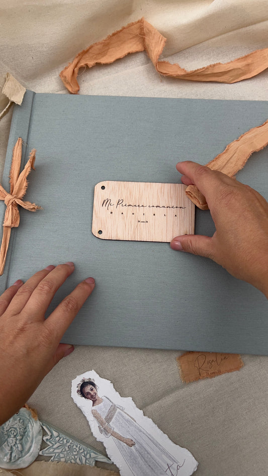 LIBRO COMUNIÓN EN TELA CON LAZO Y LETRA GRABADA EN MADERA