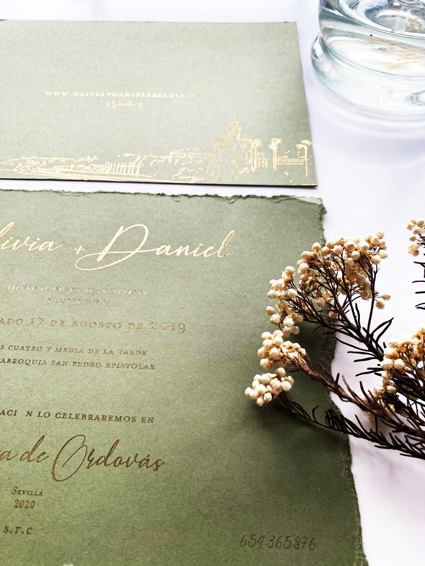 INVITACIÓN PERSONALIZADA CON ILUSTRACION A PLUMILLA Y ESTAMPACIÓN ORO