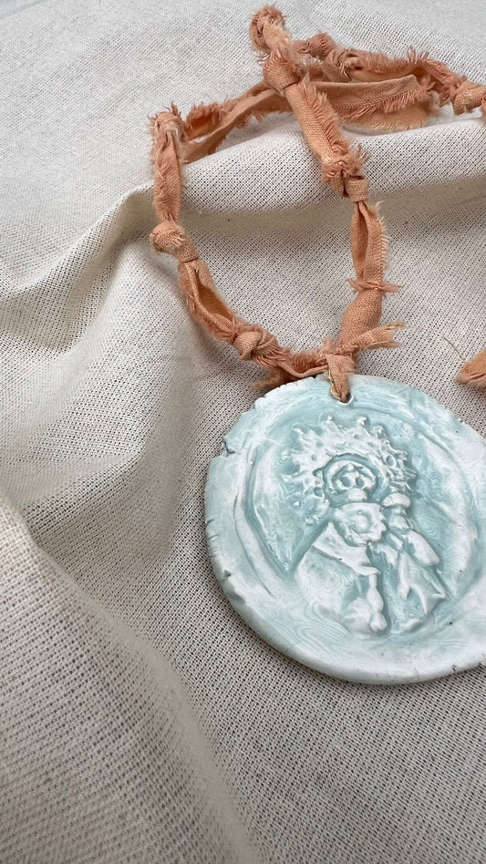 LIBRO COMUNIÓN EN TELA CON ADORNO VIRGEN EN CERÁMICA