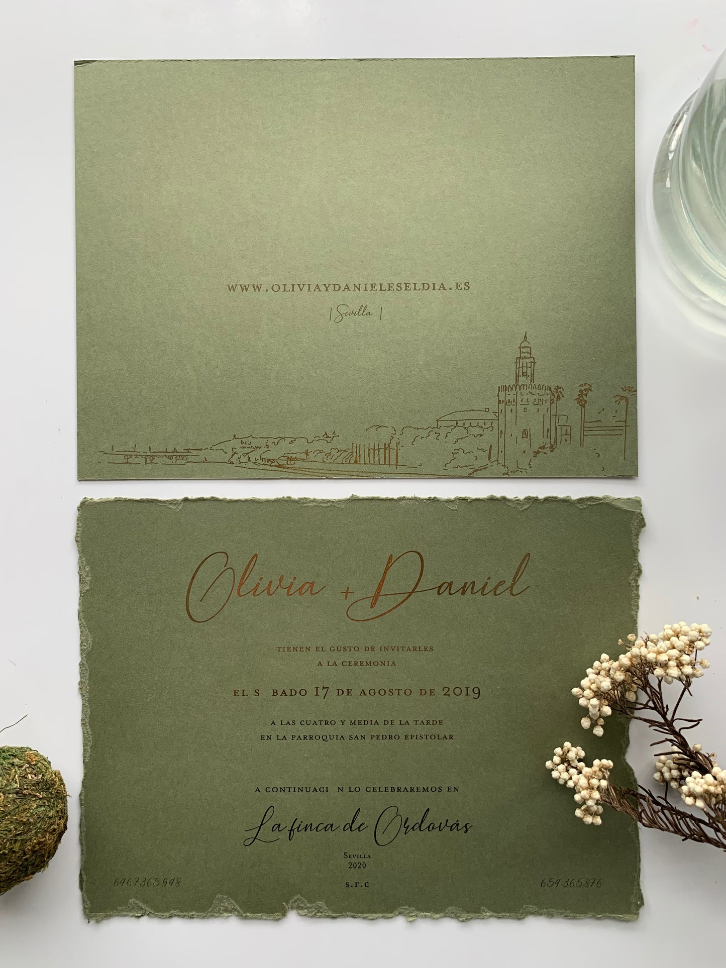 INVITACIÓN PERSONALIZADA CON ILUSTRACION A PLUMILLA Y ESTAMPACIÓN ORO