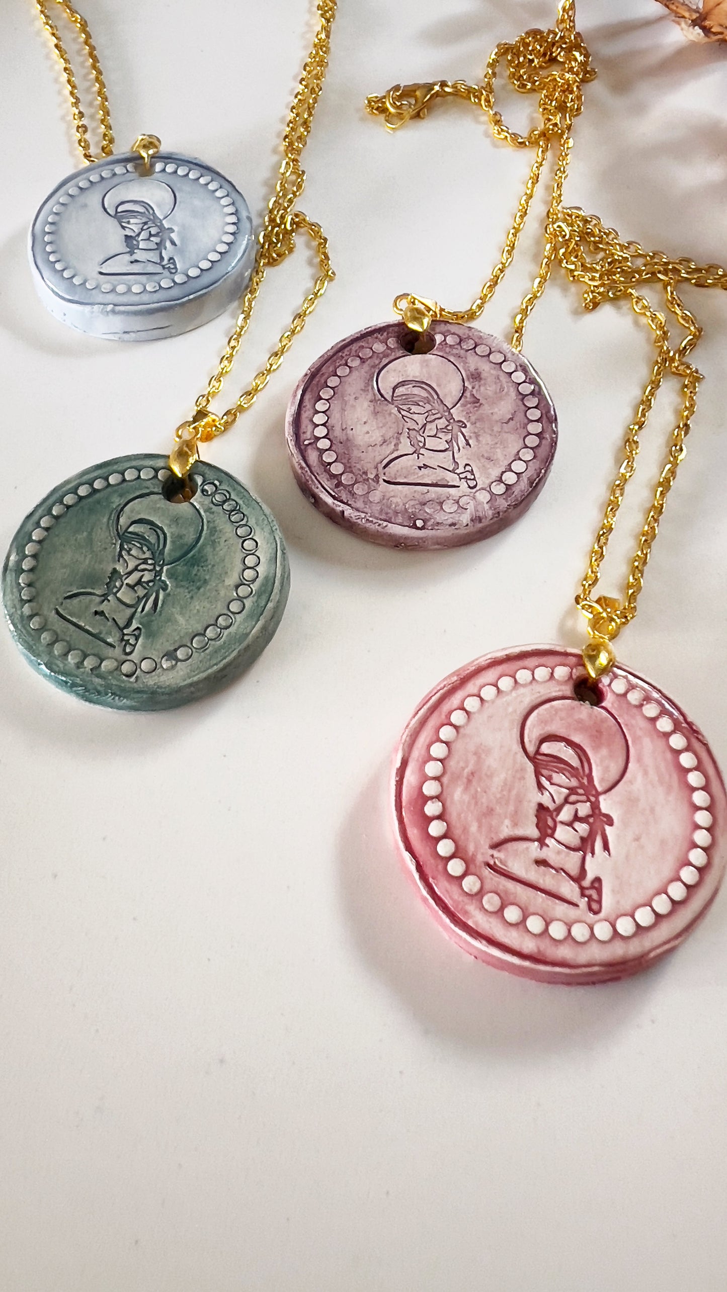MEDALLA CERÁMICA VIRGEN NIÑA CON CADENA