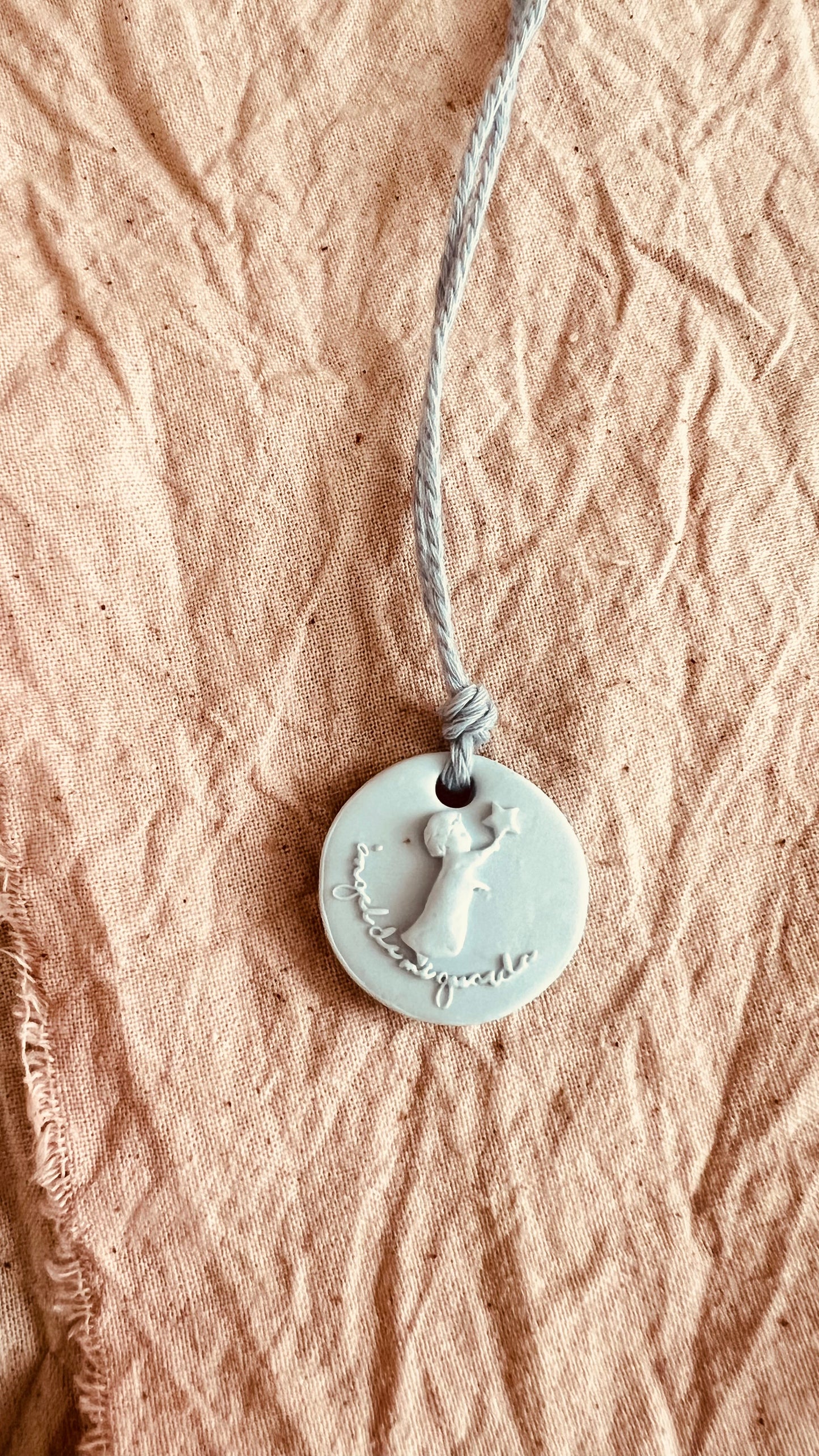 MEDALLA ANGEL DE MI GUARDA RESINA