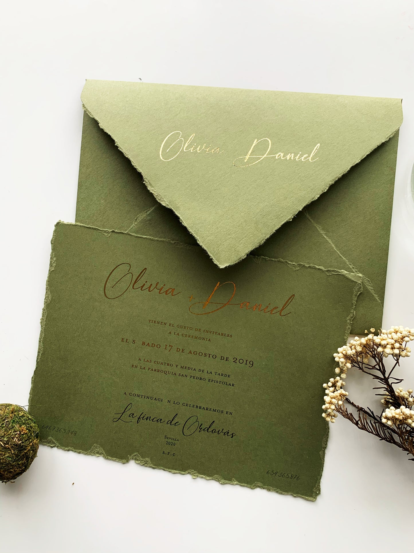INVITACIÓN PERSONALIZADA CON ILUSTRACION A PLUMILLA Y ESTAMPACIÓN ORO