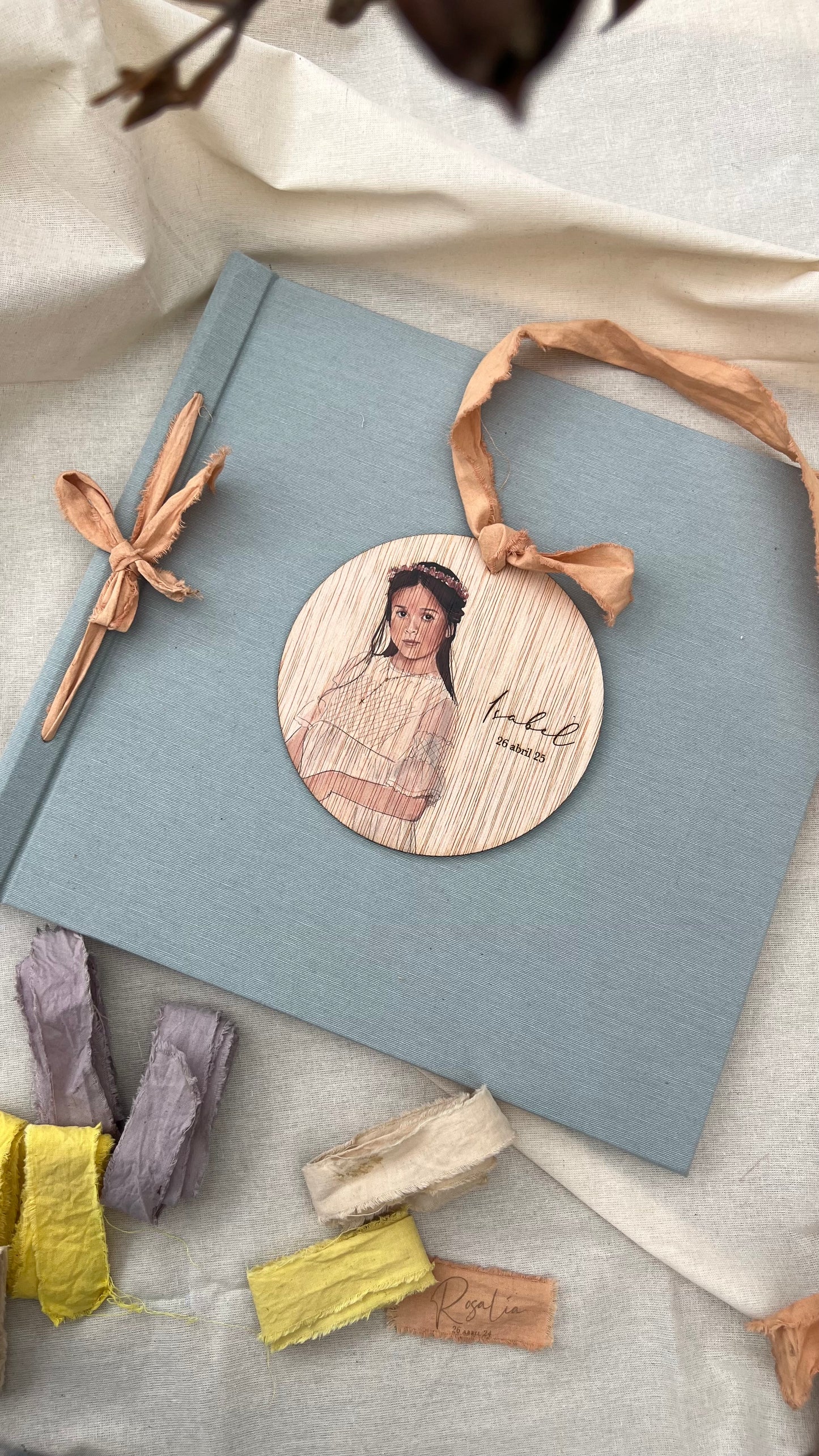 LIBRO COMUNIÓN EN TELA CON MADERA ESTAMPADA Y GRABADA CON ILUSTRACION CIRCULAR