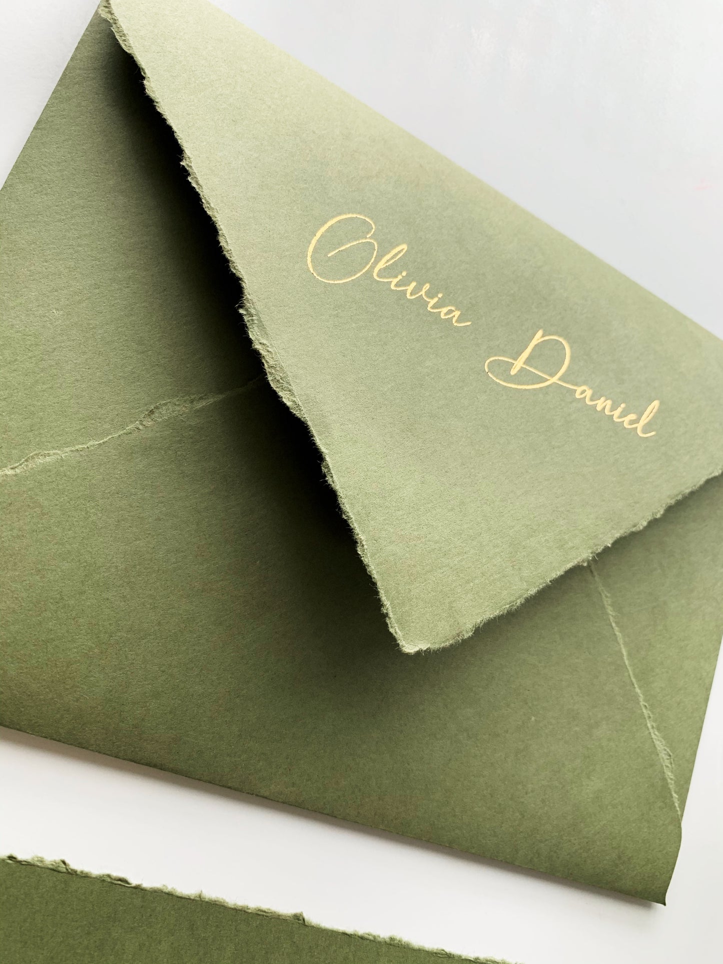 INVITACIÓN PERSONALIZADA CON ILUSTRACION A PLUMILLA Y ESTAMPACIÓN ORO
