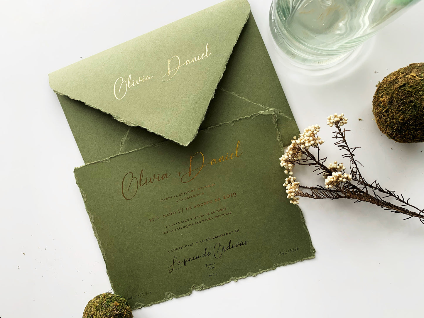 INVITACIÓN PERSONALIZADA CON ILUSTRACION A PLUMILLA Y ESTAMPACIÓN ORO