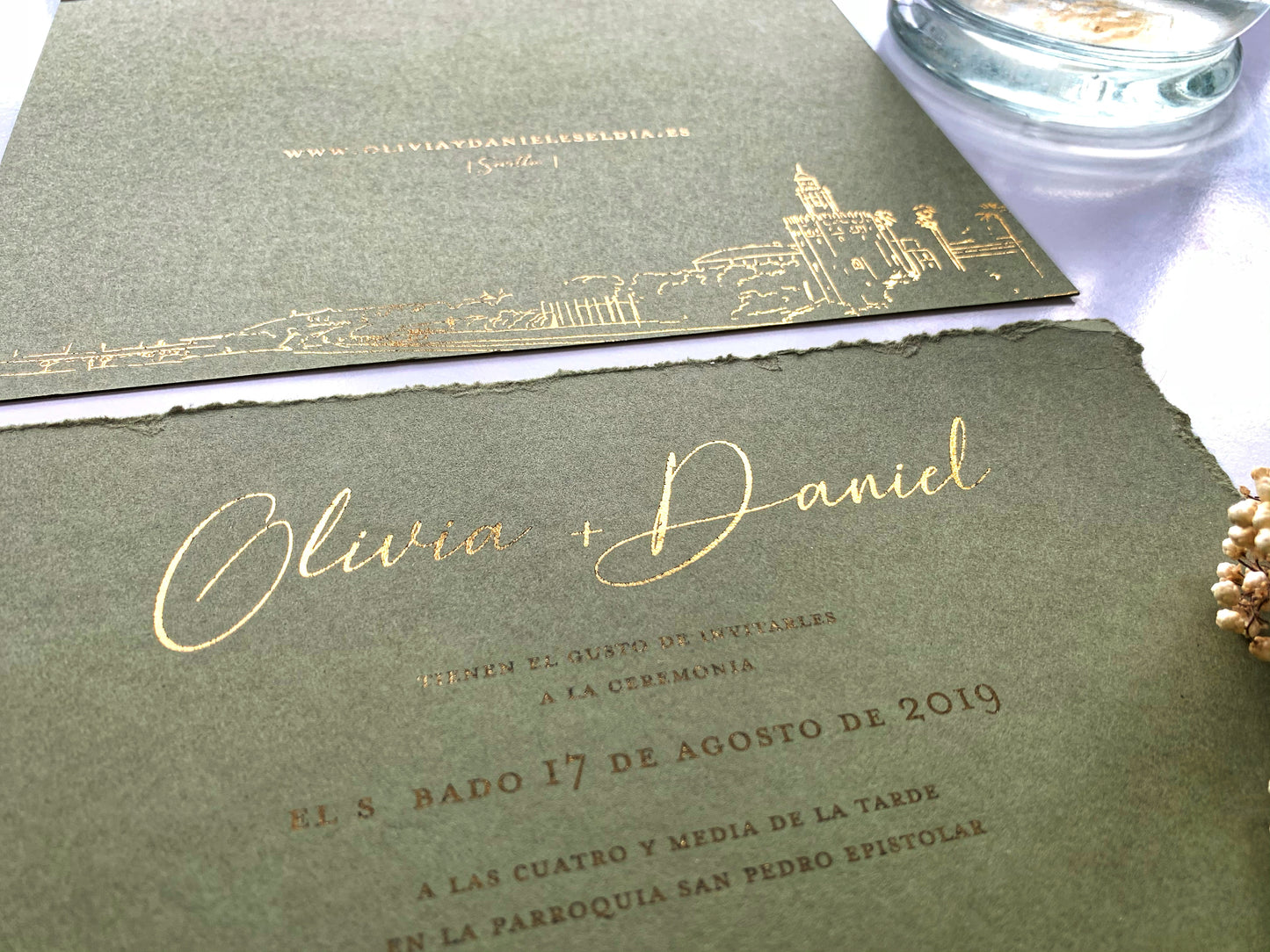 INVITACIÓN PERSONALIZADA CON ILUSTRACION A PLUMILLA Y ESTAMPACIÓN ORO