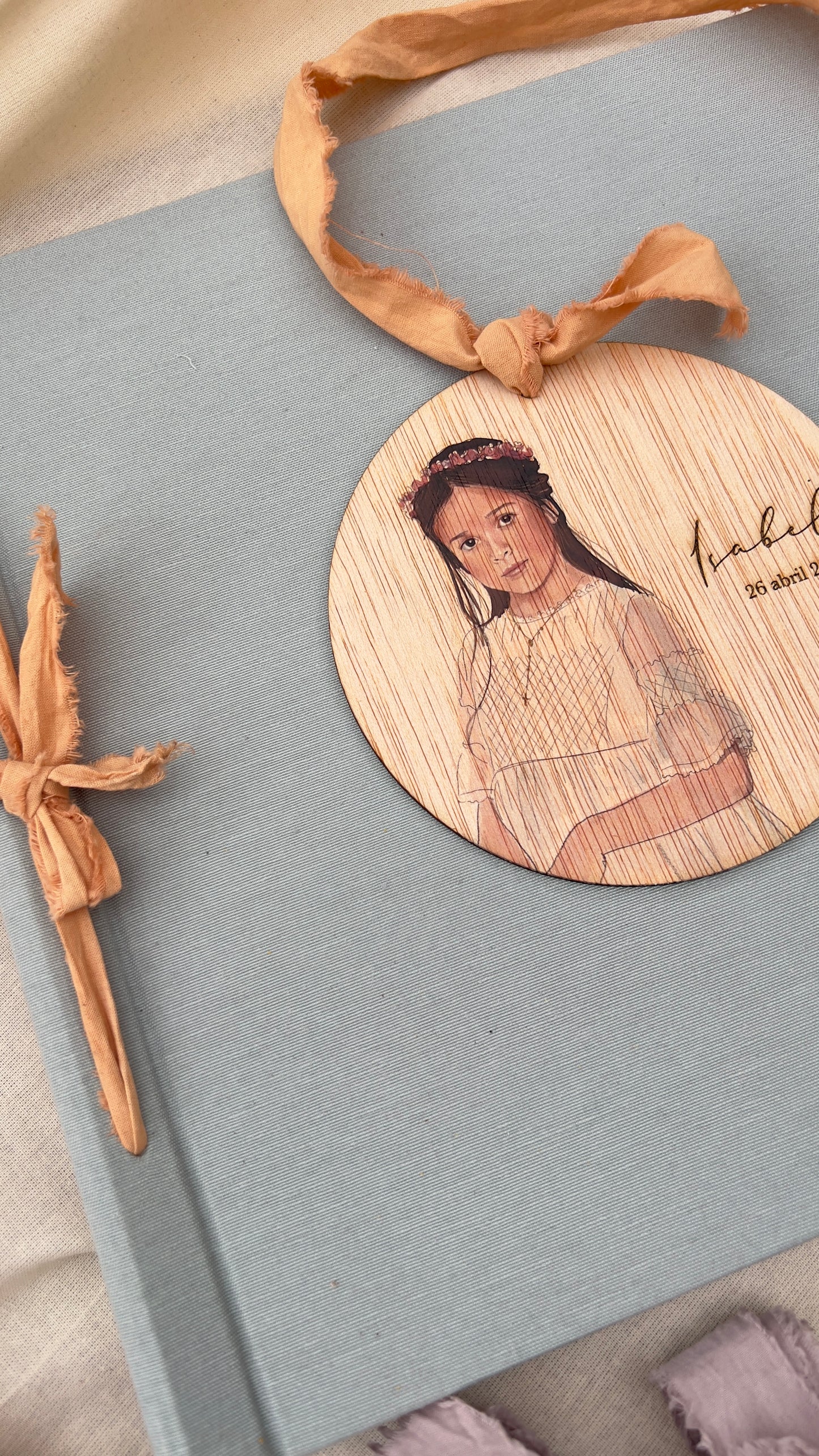 LIBRO COMUNIÓN EN TELA CON MADERA ESTAMPADA Y GRABADA CON ILUSTRACION CIRCULAR