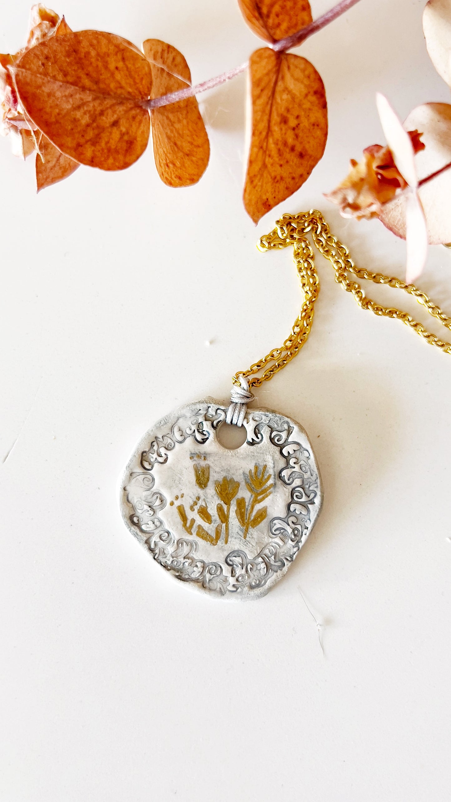 MEDALLA CERÁMICA CON FLORES PINTADAS A MANO TAMAÑO M