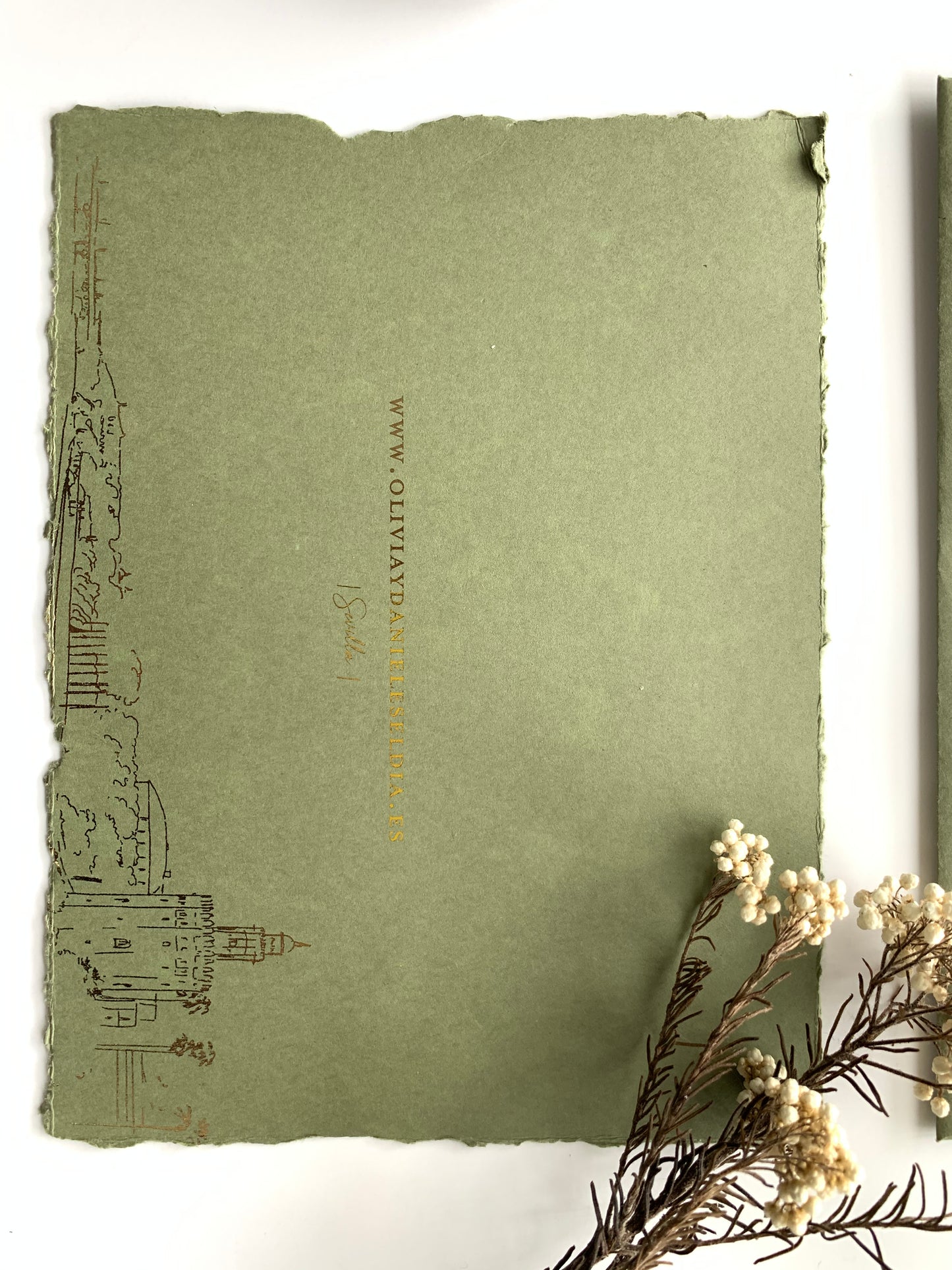 INVITACIÓN PERSONALIZADA CON ILUSTRACION A PLUMILLA Y ESTAMPACIÓN ORO