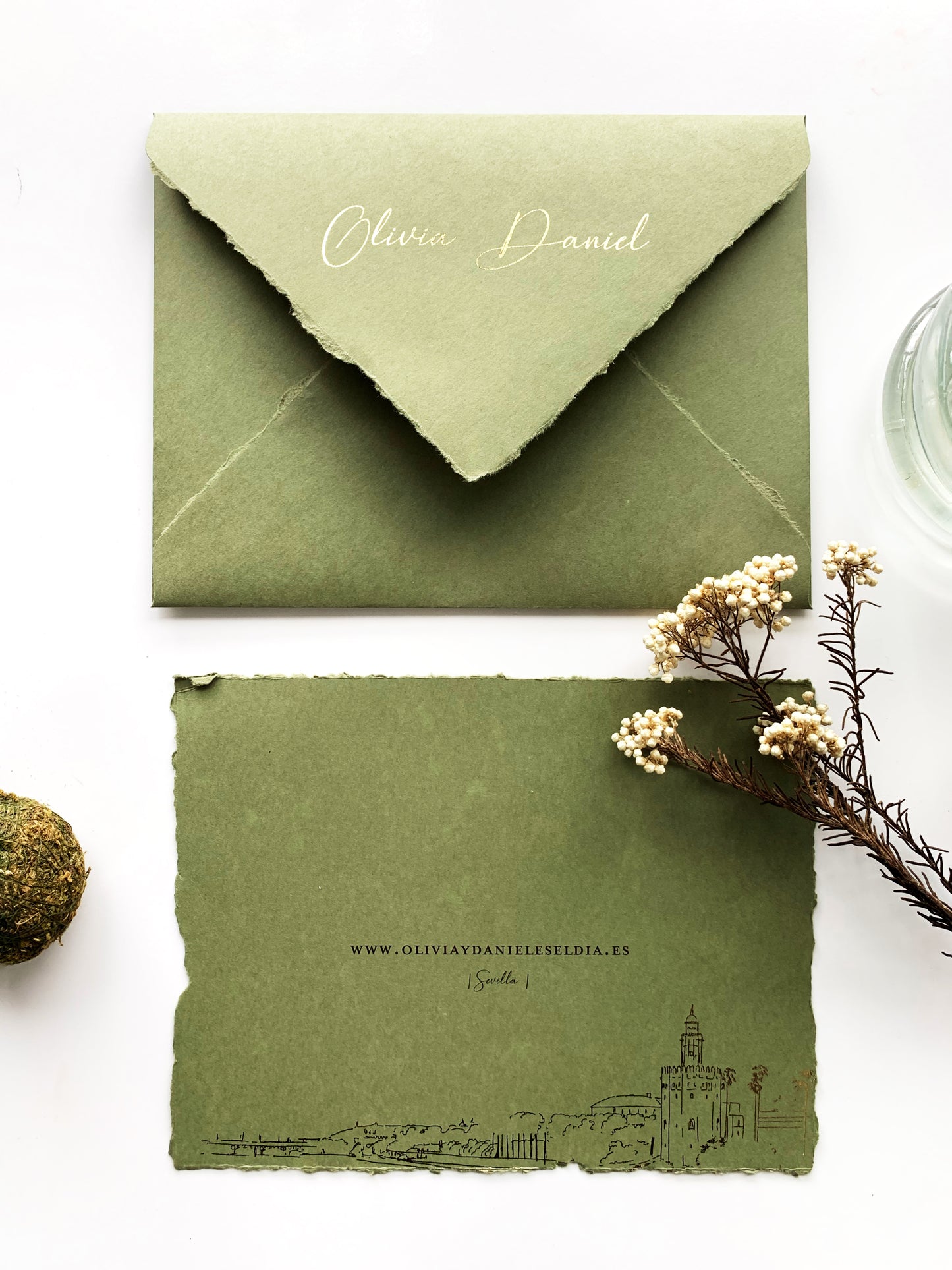 INVITACIÓN PERSONALIZADA CON ILUSTRACION A PLUMILLA Y ESTAMPACIÓN ORO